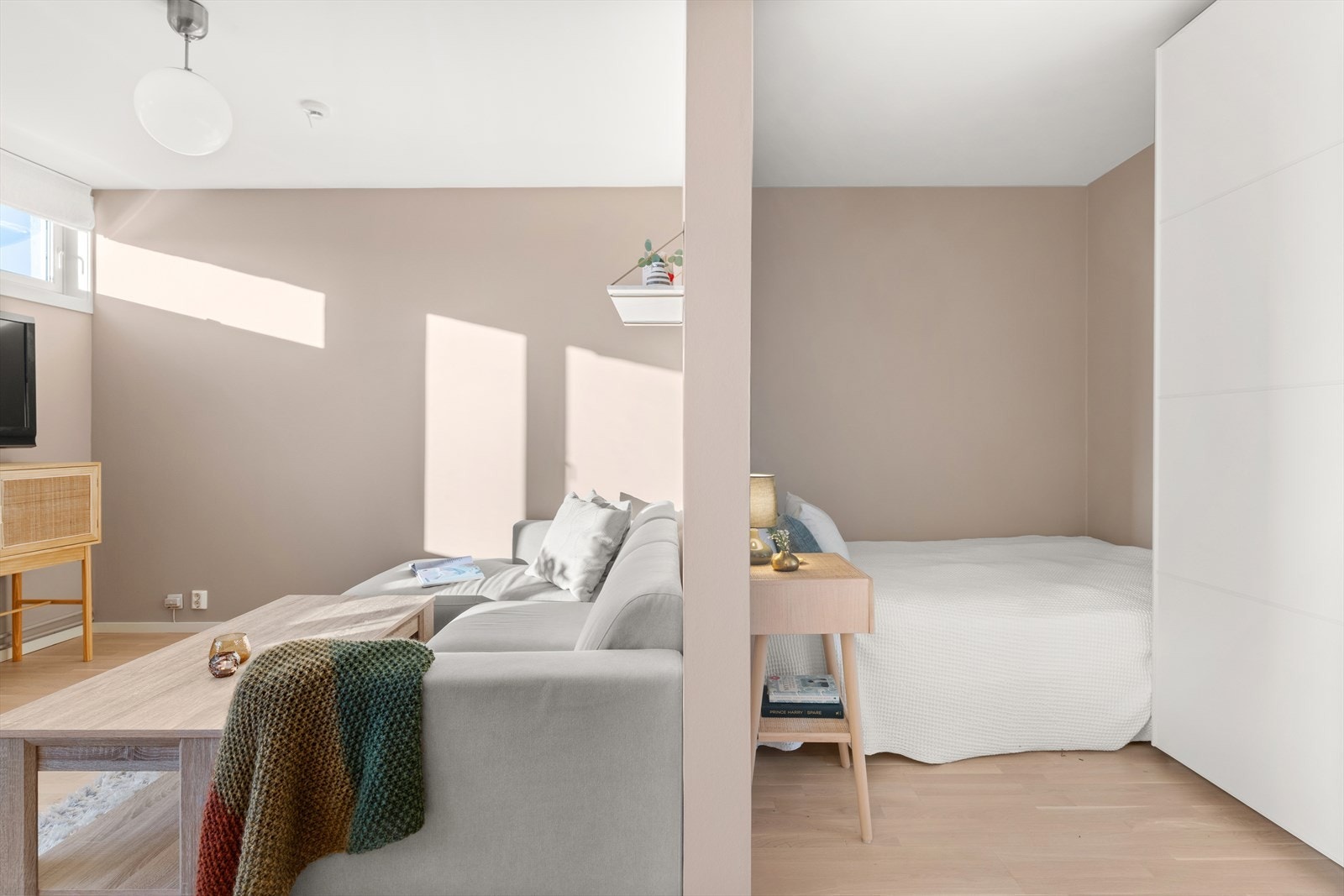 I stuen har man en delvis adskilt alkoveløsning. Galleribilde