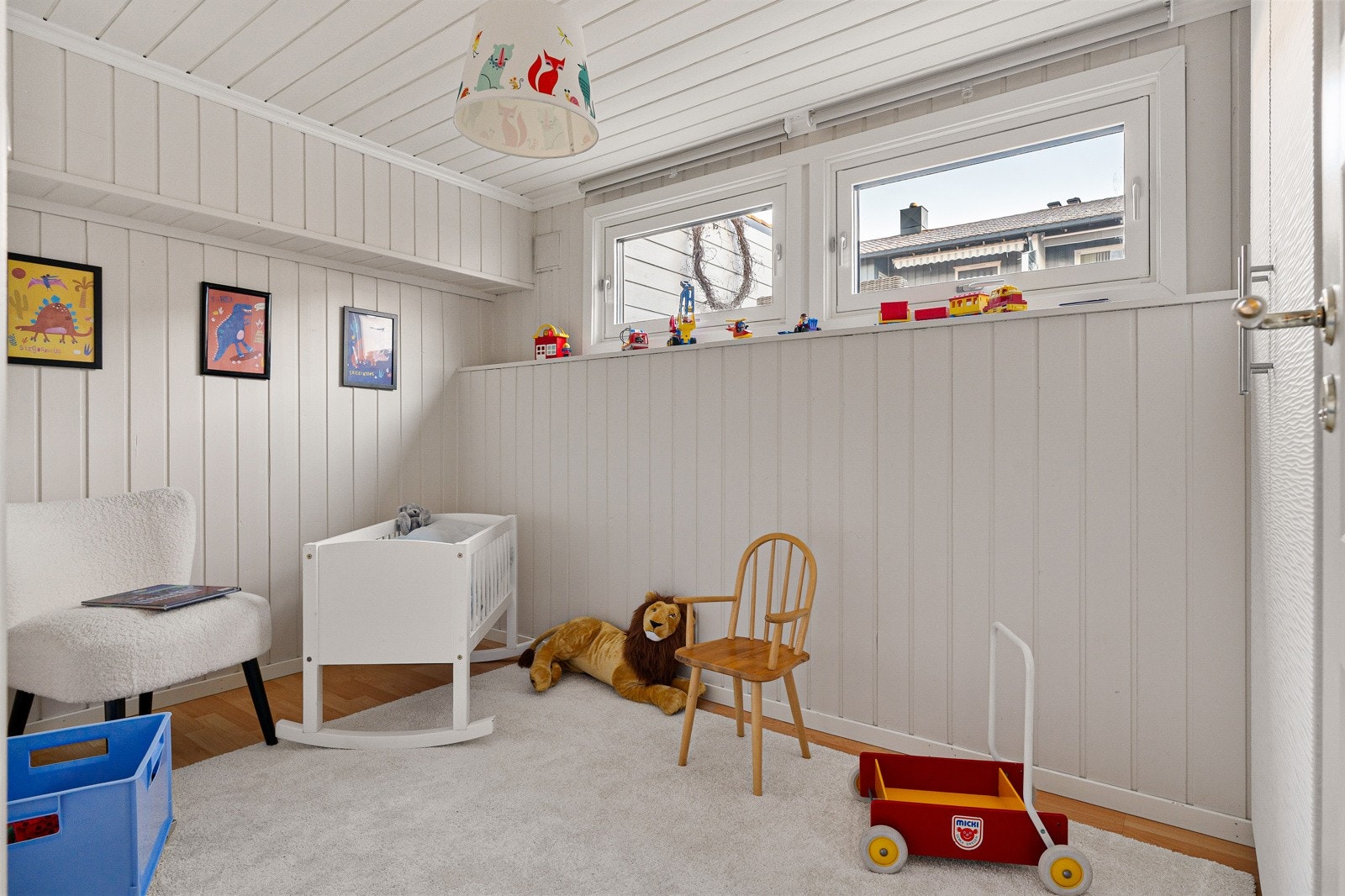 Boligen er utstyrt med vannbåren gulvvarme i alle rom (unntatt bad) noe som sikrer en jevn og behagelig temperatur året rundt. Galleribilde