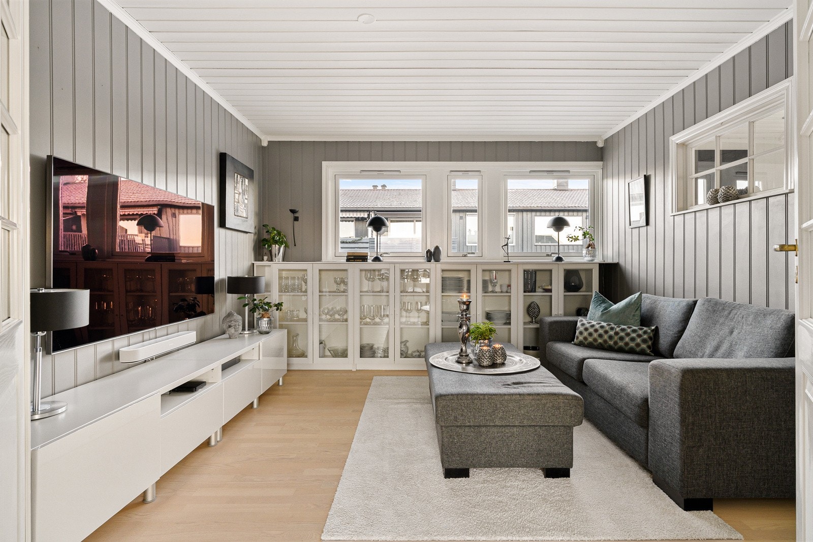 Vinduer i to himmelretninger gir gjennomgående dagslys og en behagelig atmosfære. Galleribilde