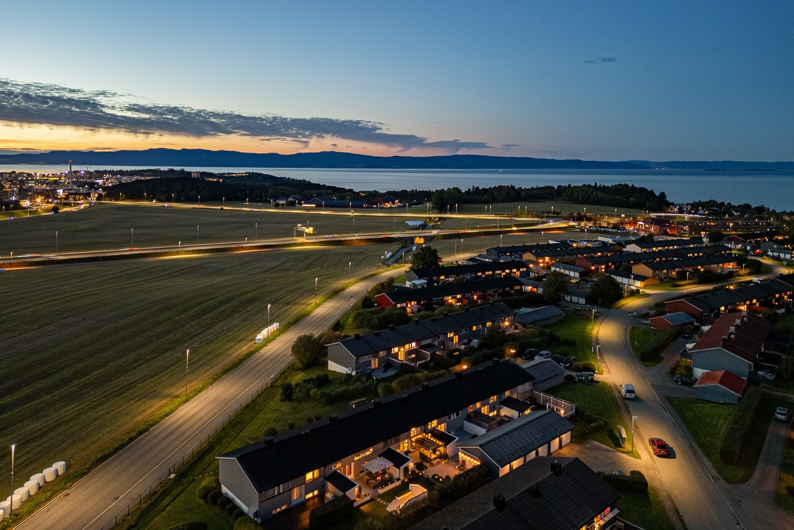 Boligen ligger i et attraktivt boligområde på Charlottenlund - en bydel kjent for sitt gode nærmiljø, med barnehager, skoler, fritidstilbud og turmuligheter i umiddelbar nærhet. Galleribilde