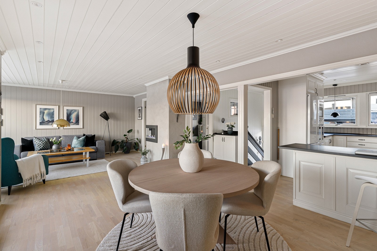 Den praktiske romløsningen legger til rette for en naturlig seksjon for spisestue mellom stuen og kjøkkenet. Galleribilde