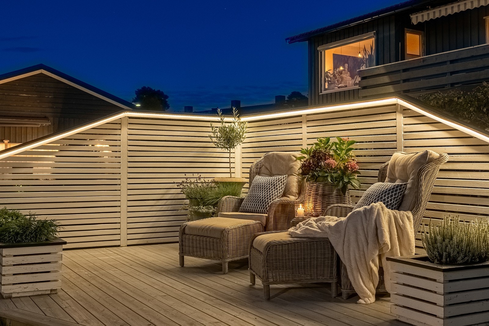 Belysningen gir uteområdet en behagelig atmosfære når kvelden senker seg. Galleribilde