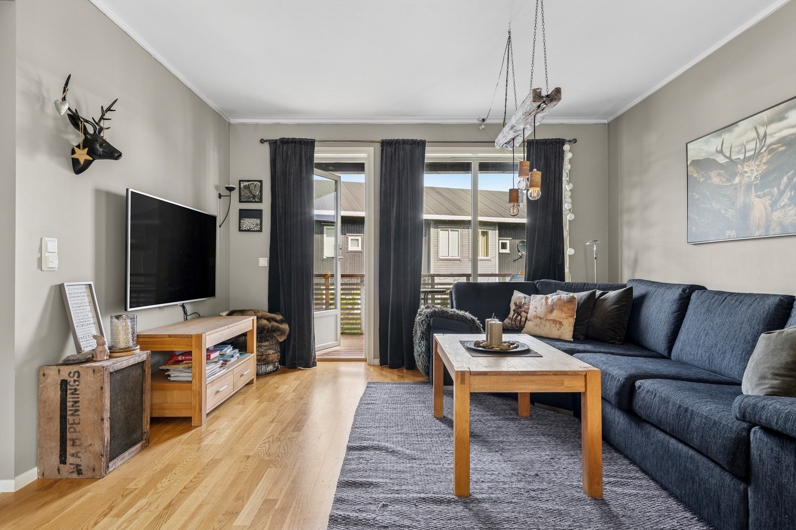 Boligen har en praktisk planløsning med entre og gang, bad og stue/kjøkken i åpen løsning samt tre soverom. Galleribilde