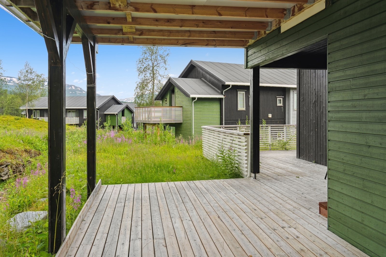 Hyggelig markterrasse som er delvis overbygget. Galleribilde