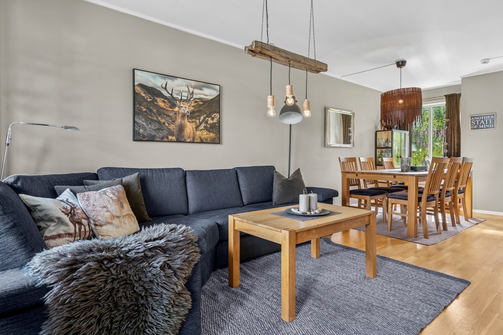 Stuen/spisestuen er smakfullt innredet i tidsriktige farger, romslig med plass til både sofagruppe og spisebord. Galleribilde