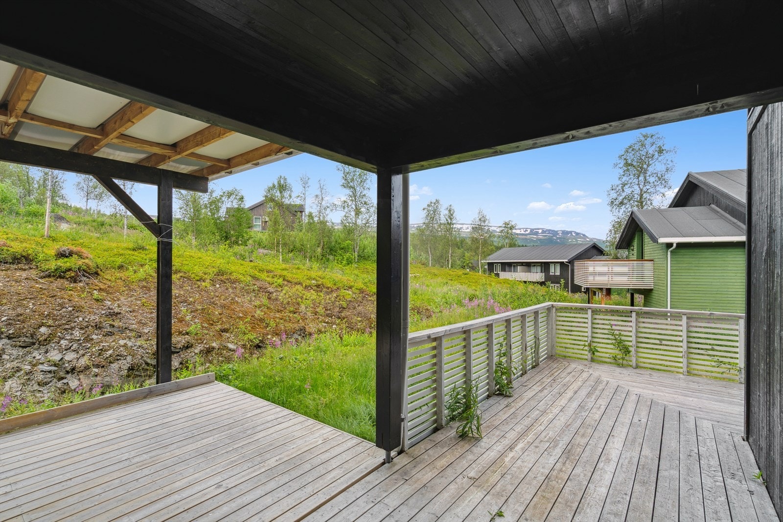 Adkomst via overbygd inngangsparti. Galleribilde