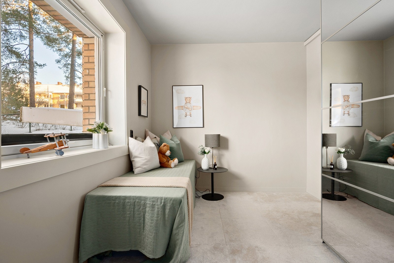 Soverommene er romslige, med rolig utsyn fra vindu. Galleribilde