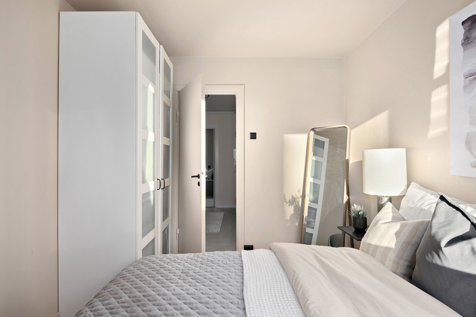 Begge soverommene har plass til dobbeltseng og garderobeløsning. Galleribilde