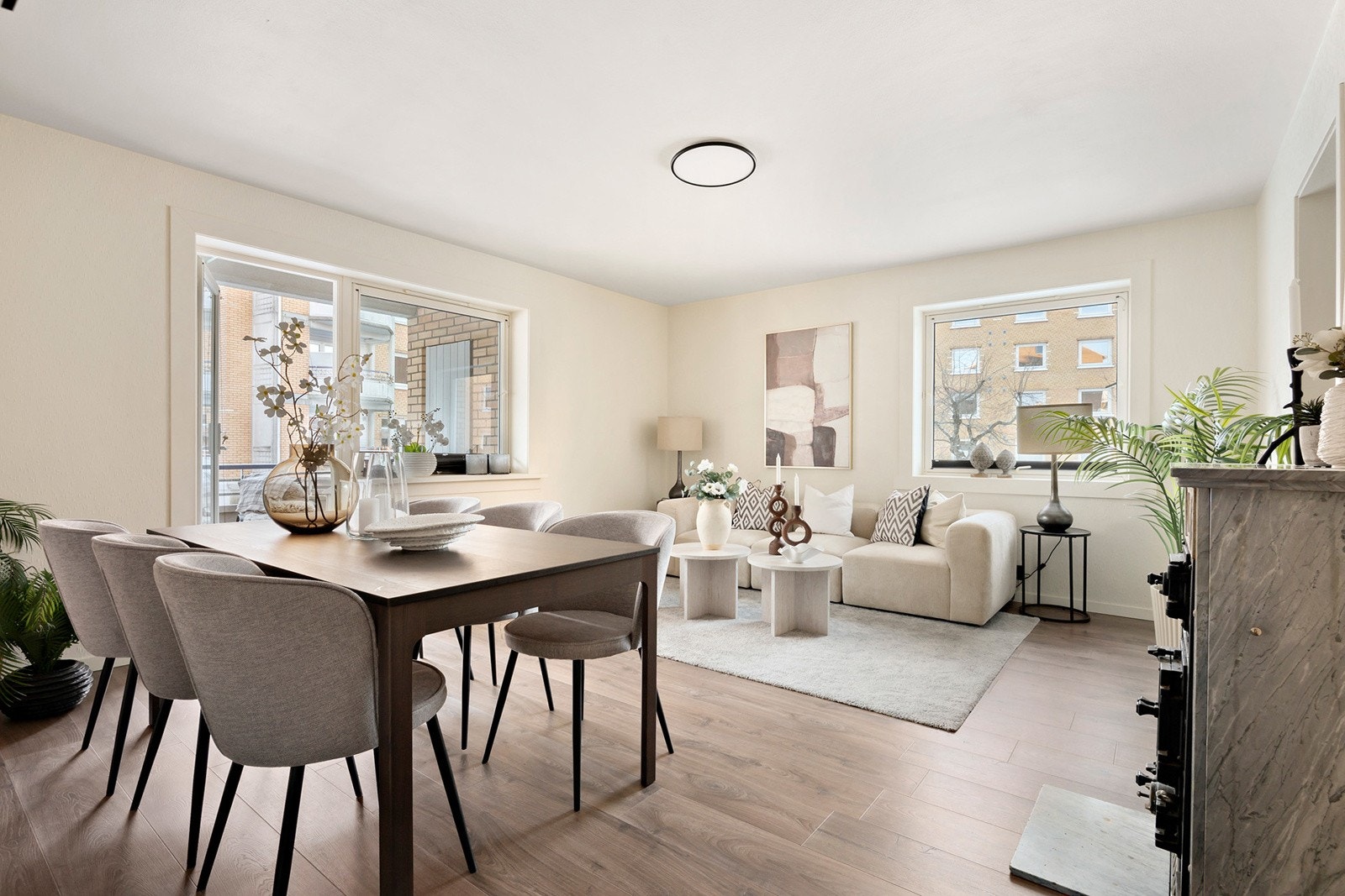 Leiligheten har en stor stue med rikelig naturlig lysinnslipp fra vinduene grunnet sin endebeliggenhet. Galleribilde