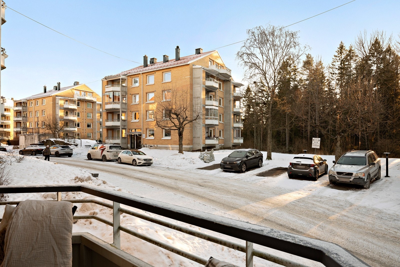 Balkongen vender ut mot rolig gate / skjønne omgivelser det er lett å nyte. Galleribilde