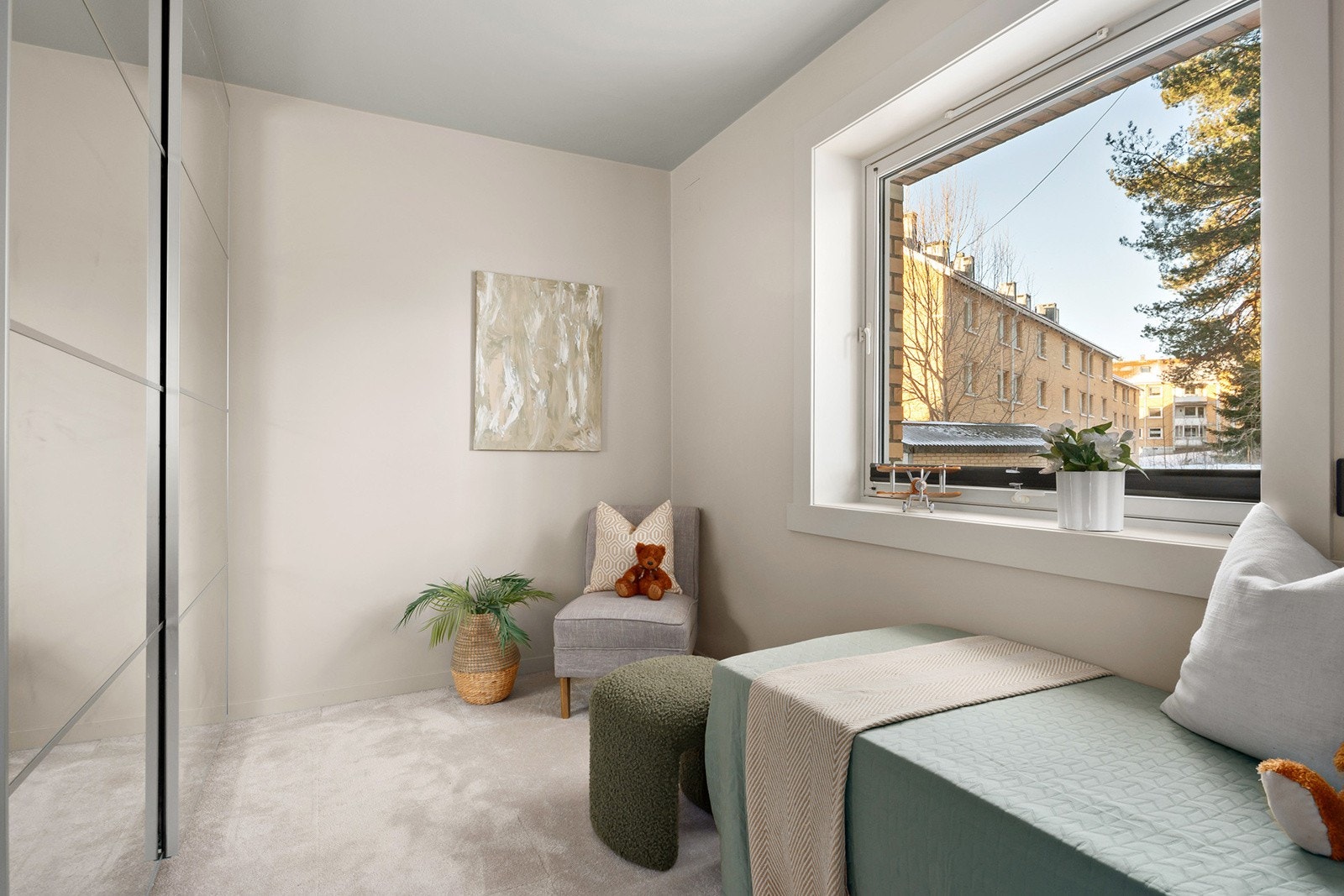 Boligen har to gode soverom, med teppe på gulv for mer lunhet. Galleribilde