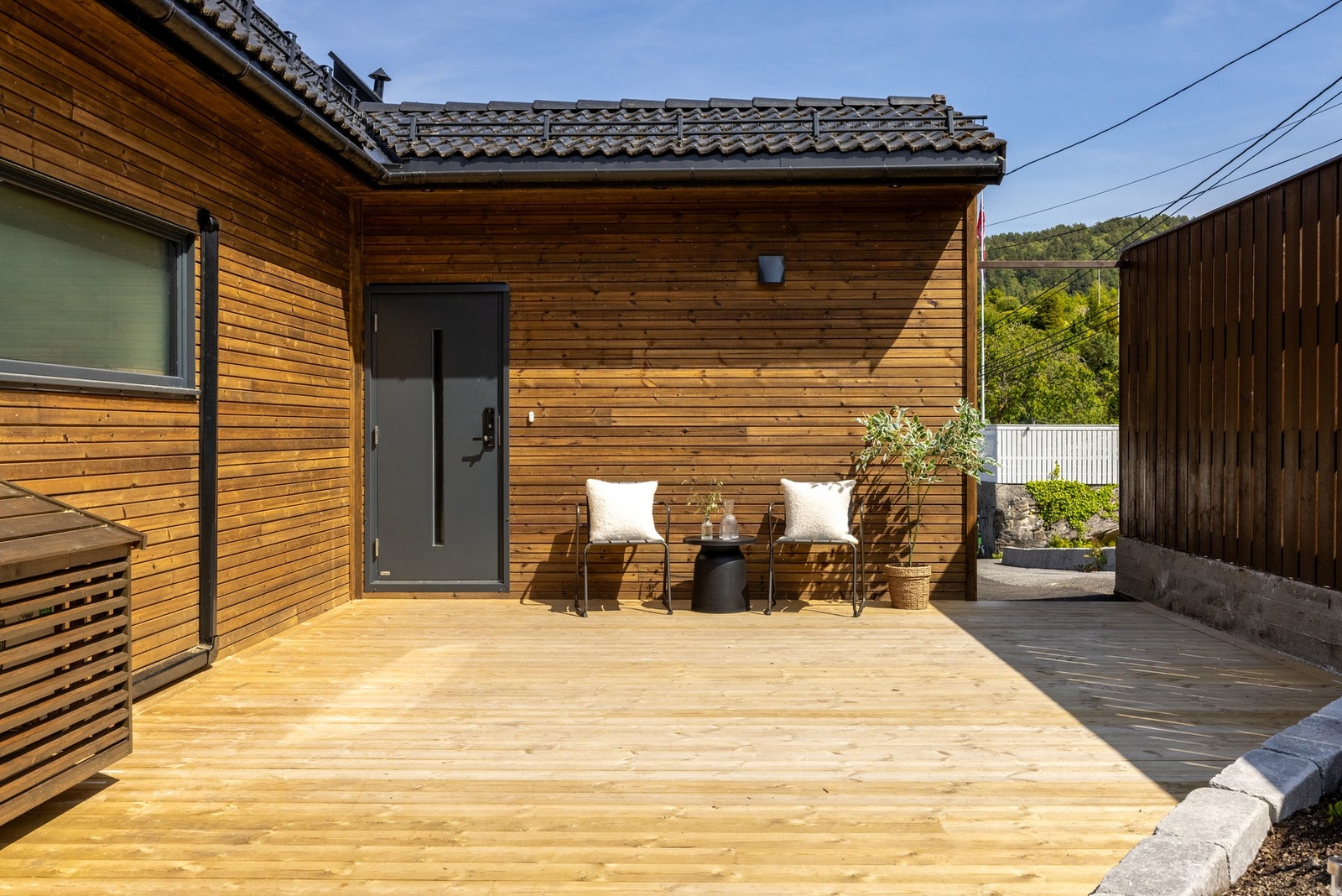 Ved inngangspartiet til huset er det også en stor uteplass. Galleribilde