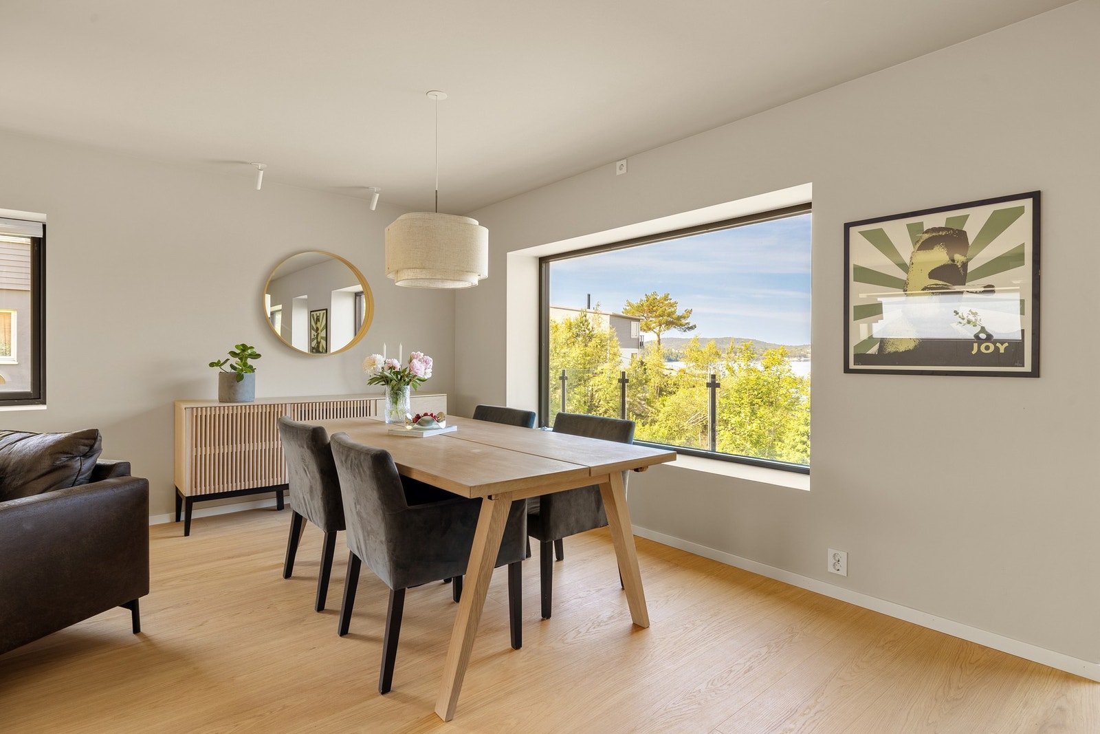 Allrommet har god plass til stor spisegruppe. Galleribilde