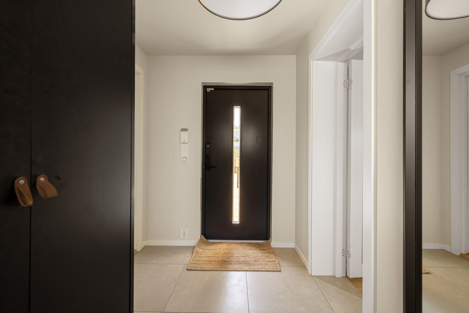 Inngangspartiet er i hovedetasjen og entreen måler 4,8 kvm. Galleribilde