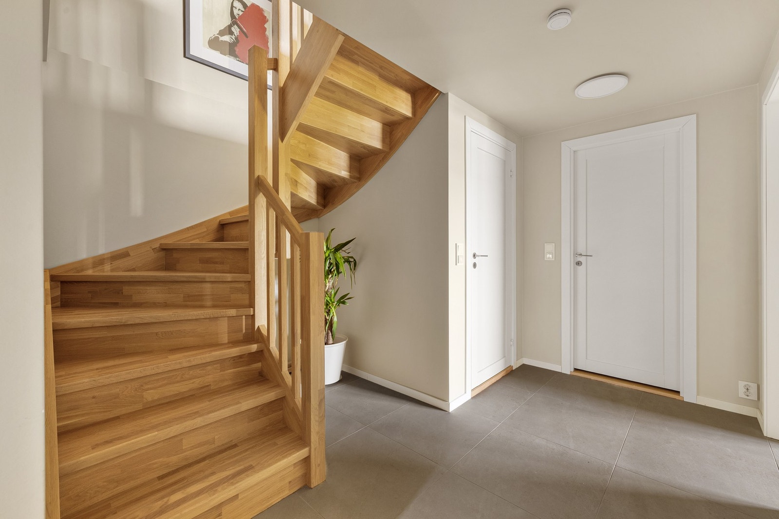 Hele etasjen har behagelig varme i gulvet. Galleribilde