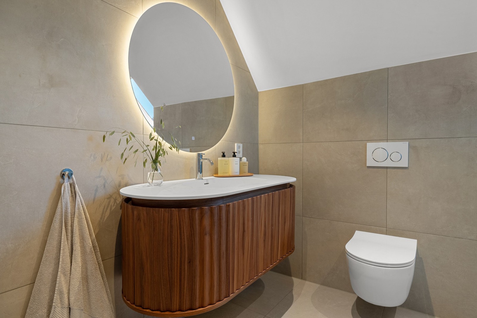 Badet i andre etasje holder samme høye standard som hovedbadet, med storformatfliser, varmekabler og innfelte downlights som skaper en lun og moderne atmosfære. Galleribilde