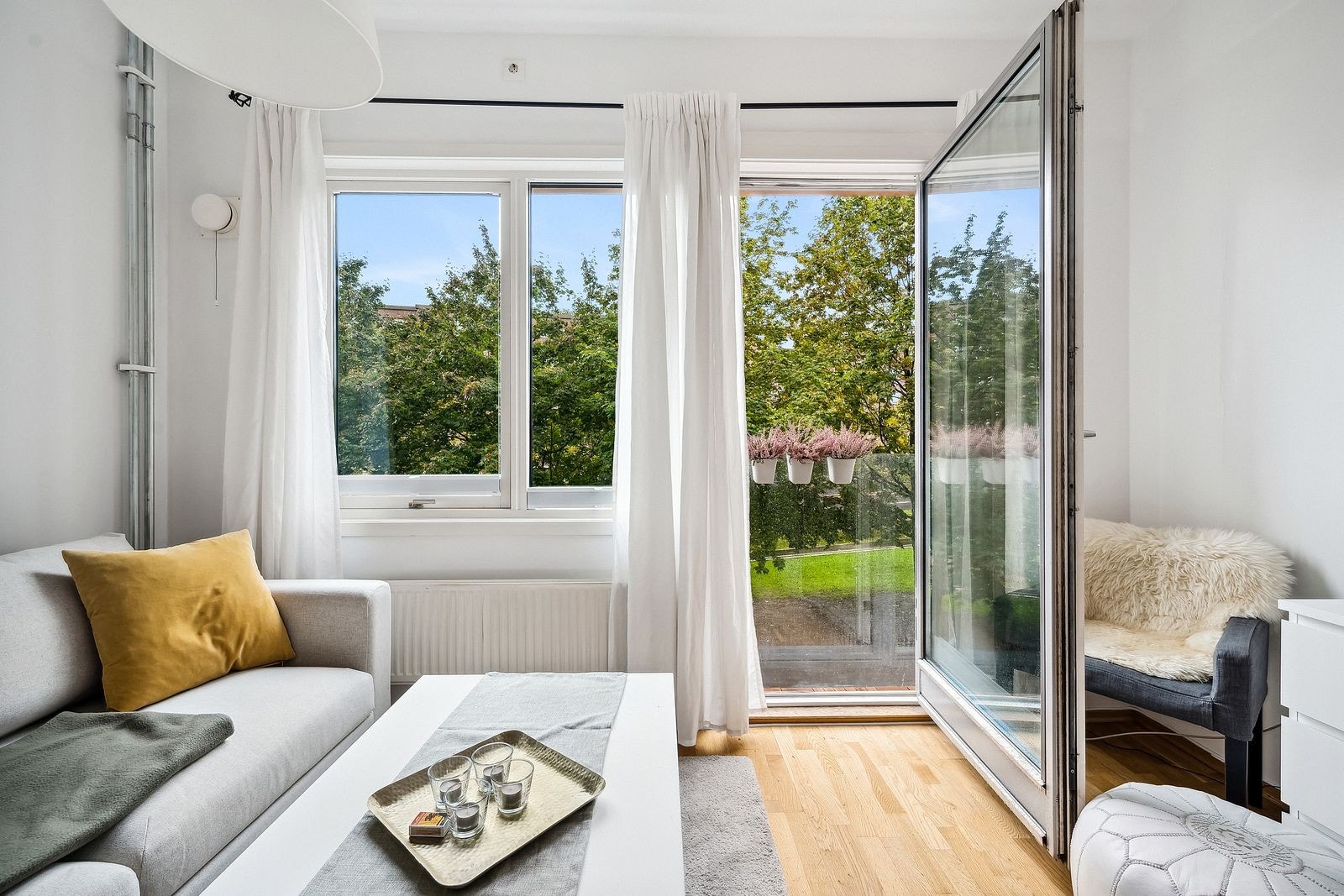 Sovesofaen kan enkelt omgjøres til seng, perfekt for både hvile og besøk. Galleribilde