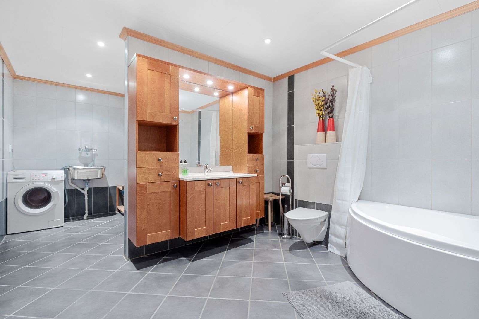 Romslig bad med badekar. Åpen løsning inn til vaskerom Galleribilde