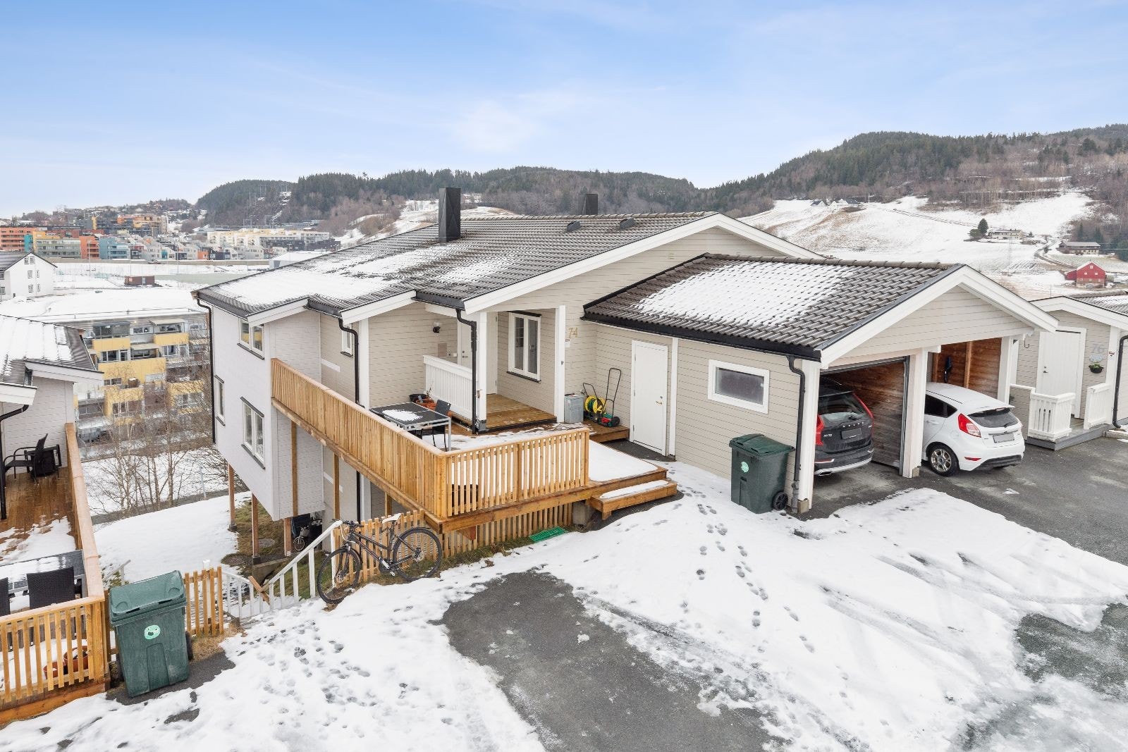 Inngangsparti med romslig platting og egen garasje Galleribilde