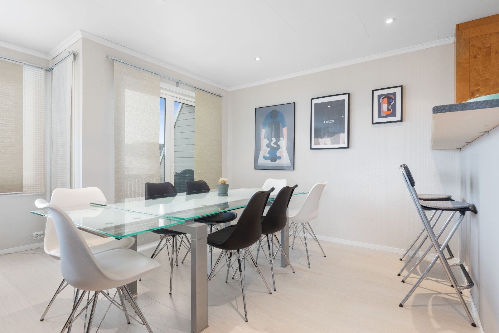 Åpen løsning mellom stue og kjøkken. Utgang til balkong Galleribilde