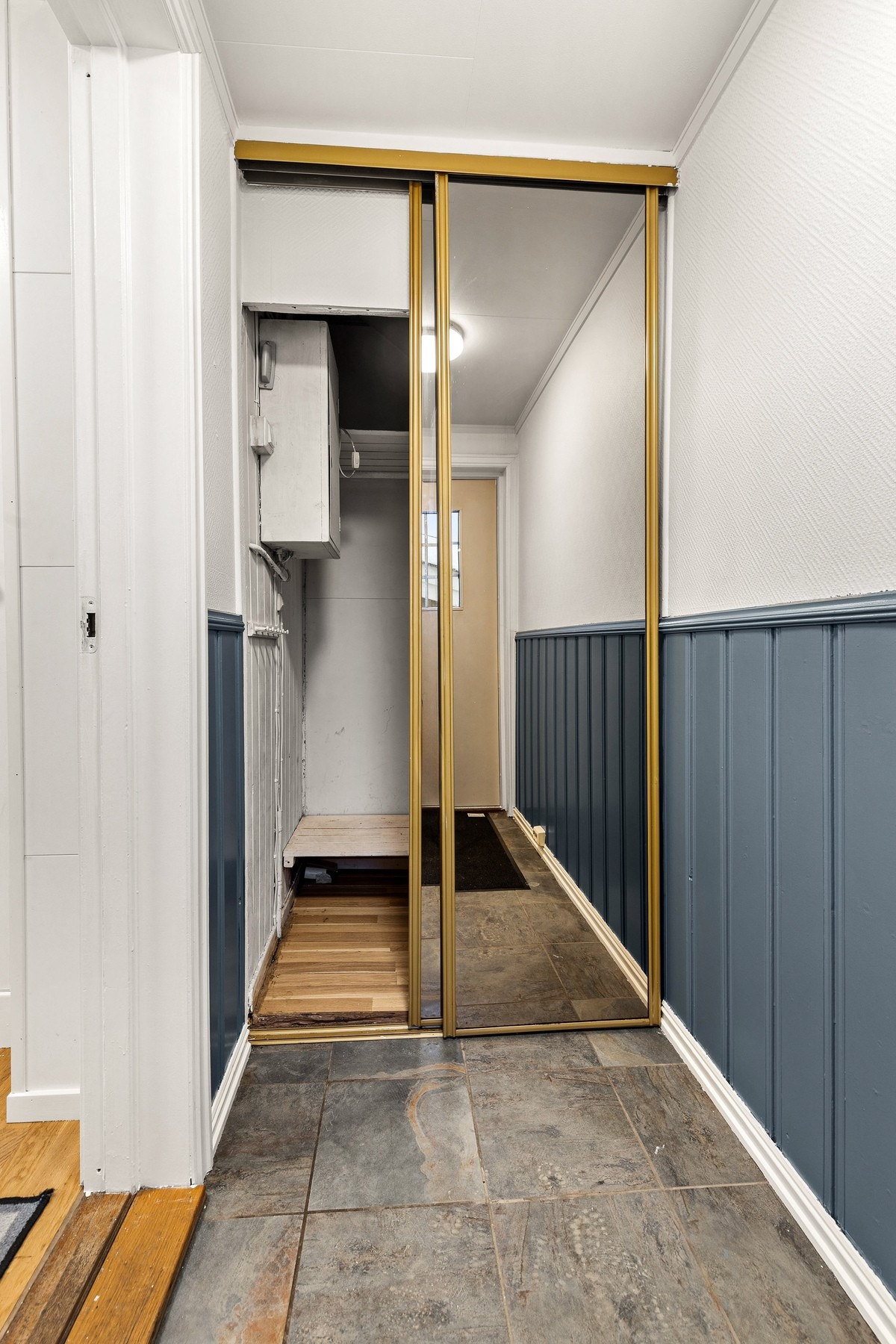 Entré med flislagt gulv og skyvedørsgarderobe Galleribilde