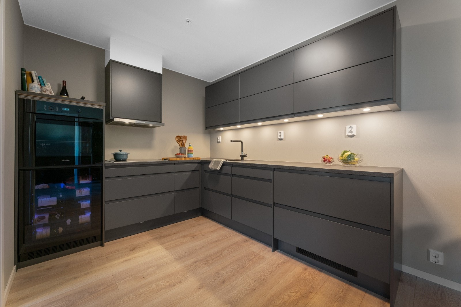 Alle hvitevarer er integrert og medfølger handelen, herunder: stekeovn, platetopp, ventilator, vinskap, oppvaskmaskin og kjøleskuffer. Galleribilde