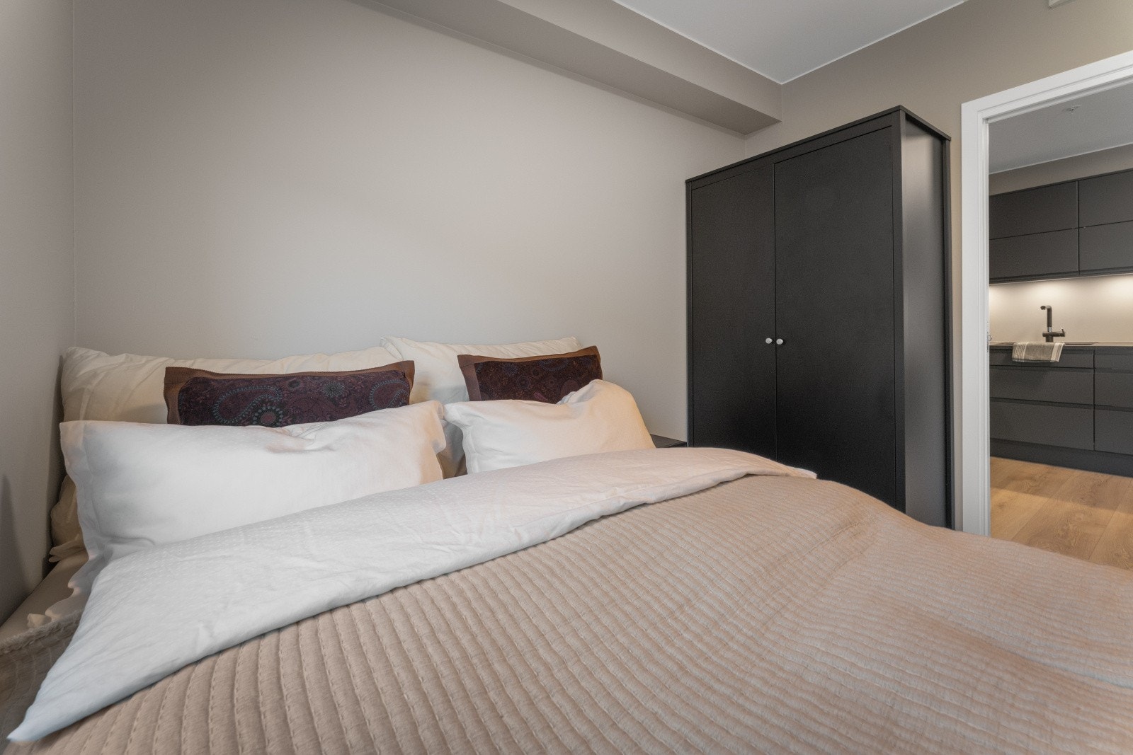 Garderobeskap medfølger. Galleribilde