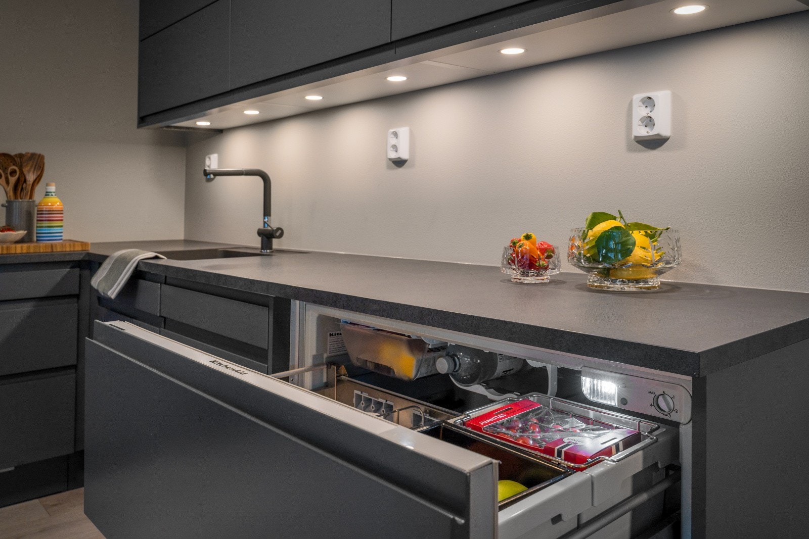 Kjøleskuff - både oppe og nede. Galleribilde