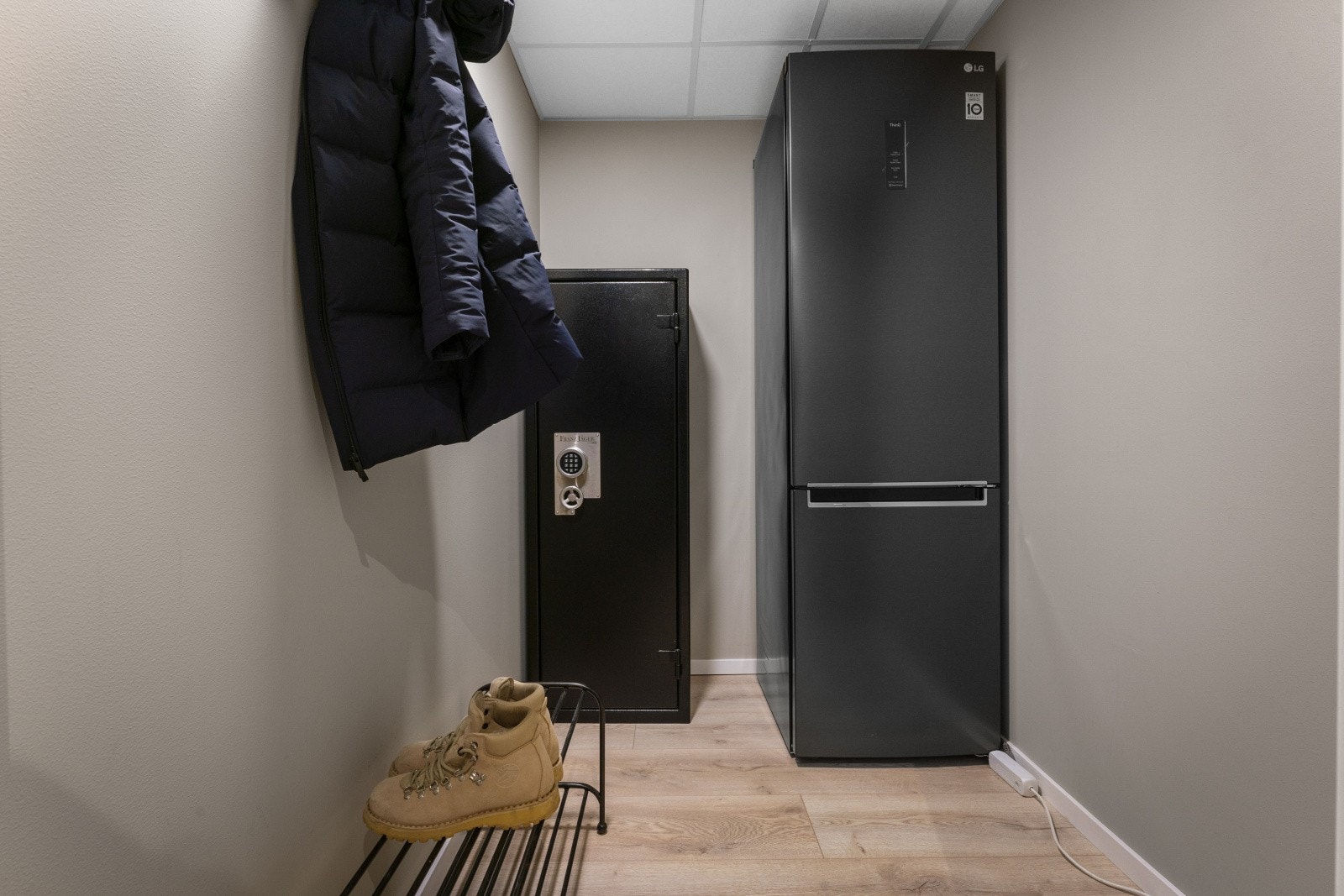 Vegg i vegg finner vi en svært praktisk innvendig bod, målt til 3,0 kvm. Rommet er perfekt for oppbevaring av hverdagslige nødvendigheter, i tillegg til muligheter for ekstra kjøl/frys. Galleribilde