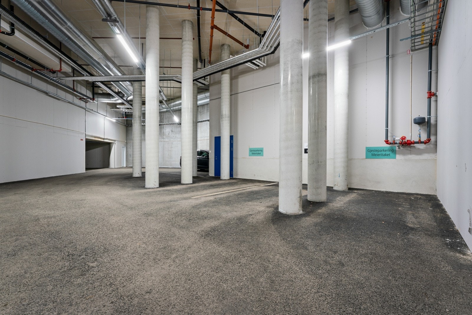 Det følger ikke parkeringsplass til leiligheten - men selger har et leieforhold på en parkeringsplass som kan videreføres til ny kjøper - dersom dette er ønskelig. Pris pr. mnd. er kr. 1300,- med en gjensidig oppsigelsestid på 2 mnd. Galleribilde