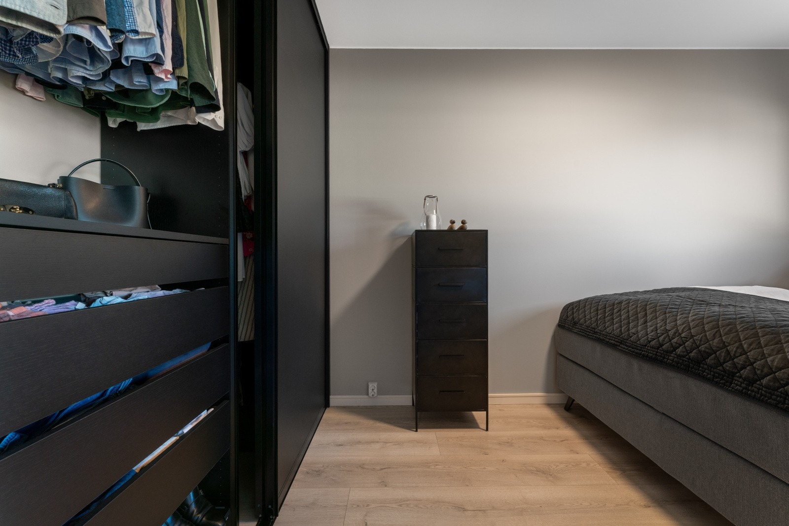 Møbelsnekket garderobe av Sotra kjøkken & Interiør. Galleribilde