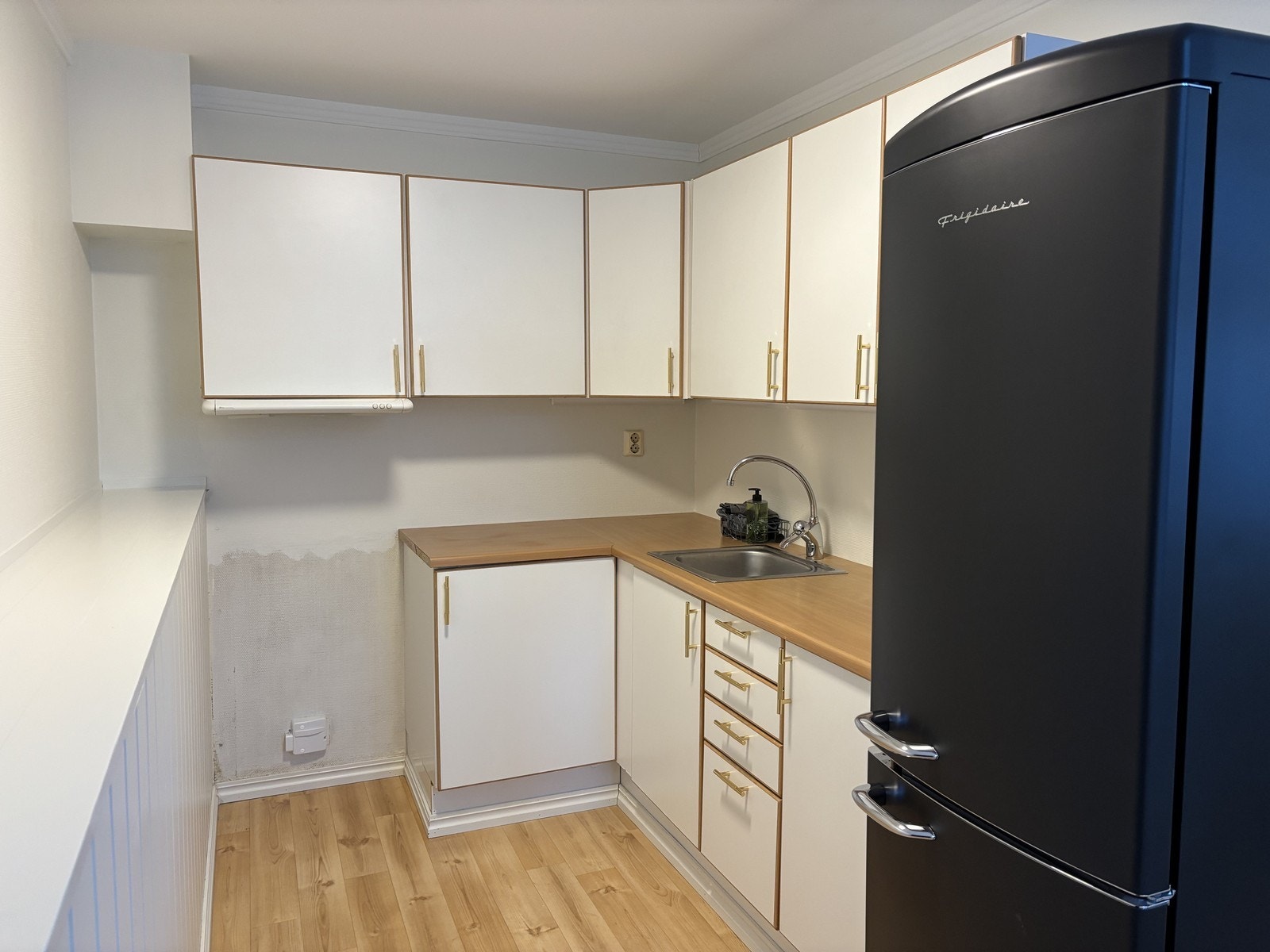 Kjøkken med hvitevarer. Komfyr blir installert før overtakelse. Galleribilde