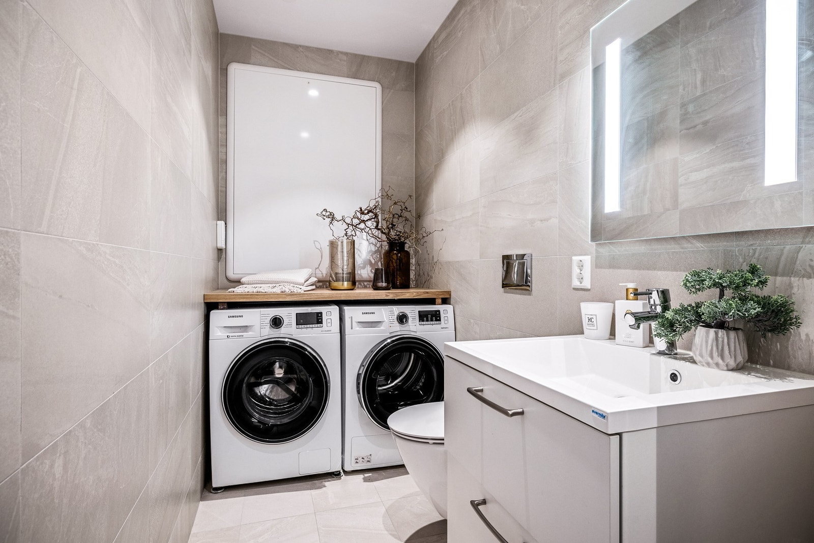 Ved inngangspartiet har man også vaskerom. Legg merke til toalett og vask også i dette rommet Galleribilde