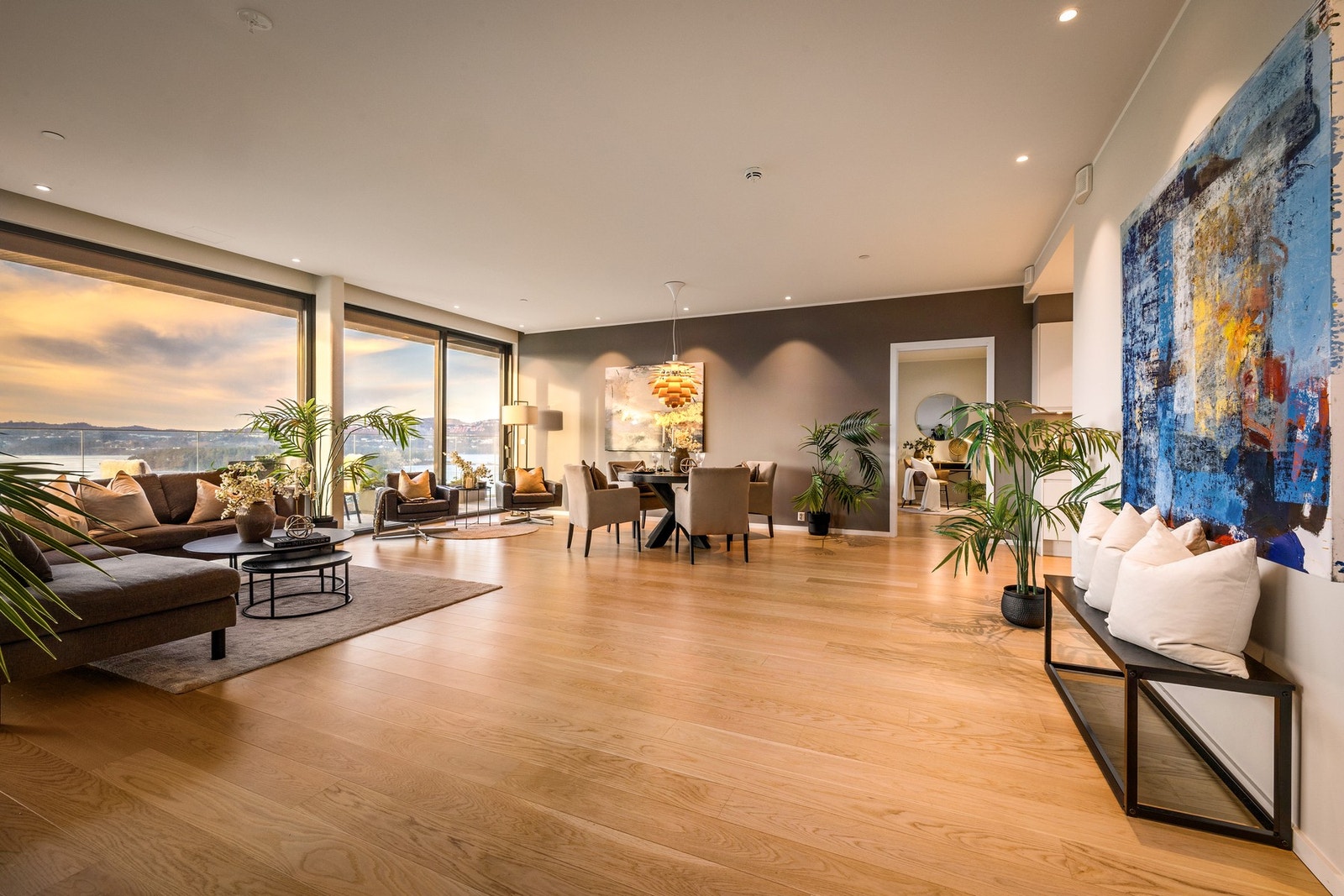 Store vindusflater som gir fantastisk utsikt fra alle rom Galleribilde