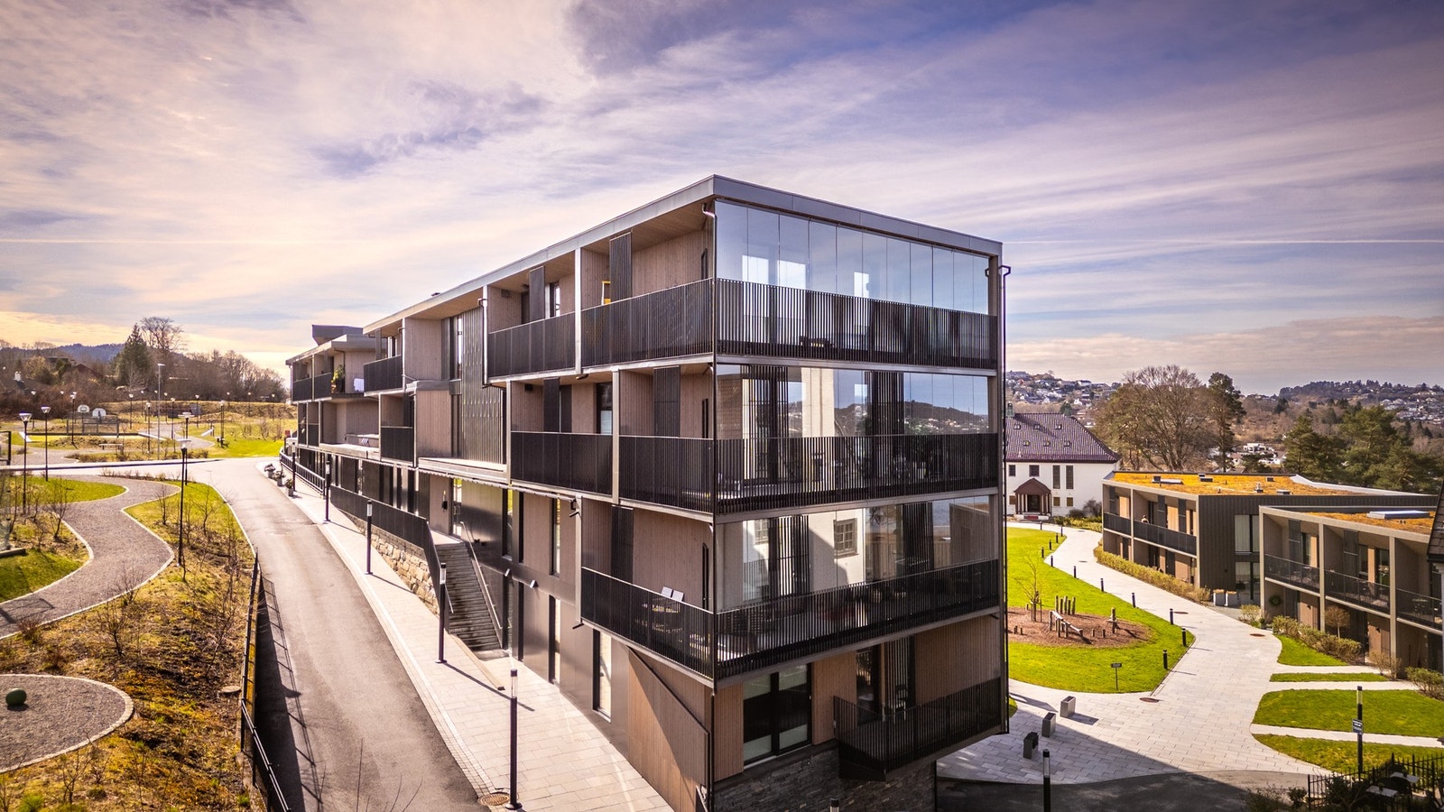 Om man går inn fra inngangsdør på baksiden av bygget, er det kun 1 trapp opp til 4.etasje Galleribilde