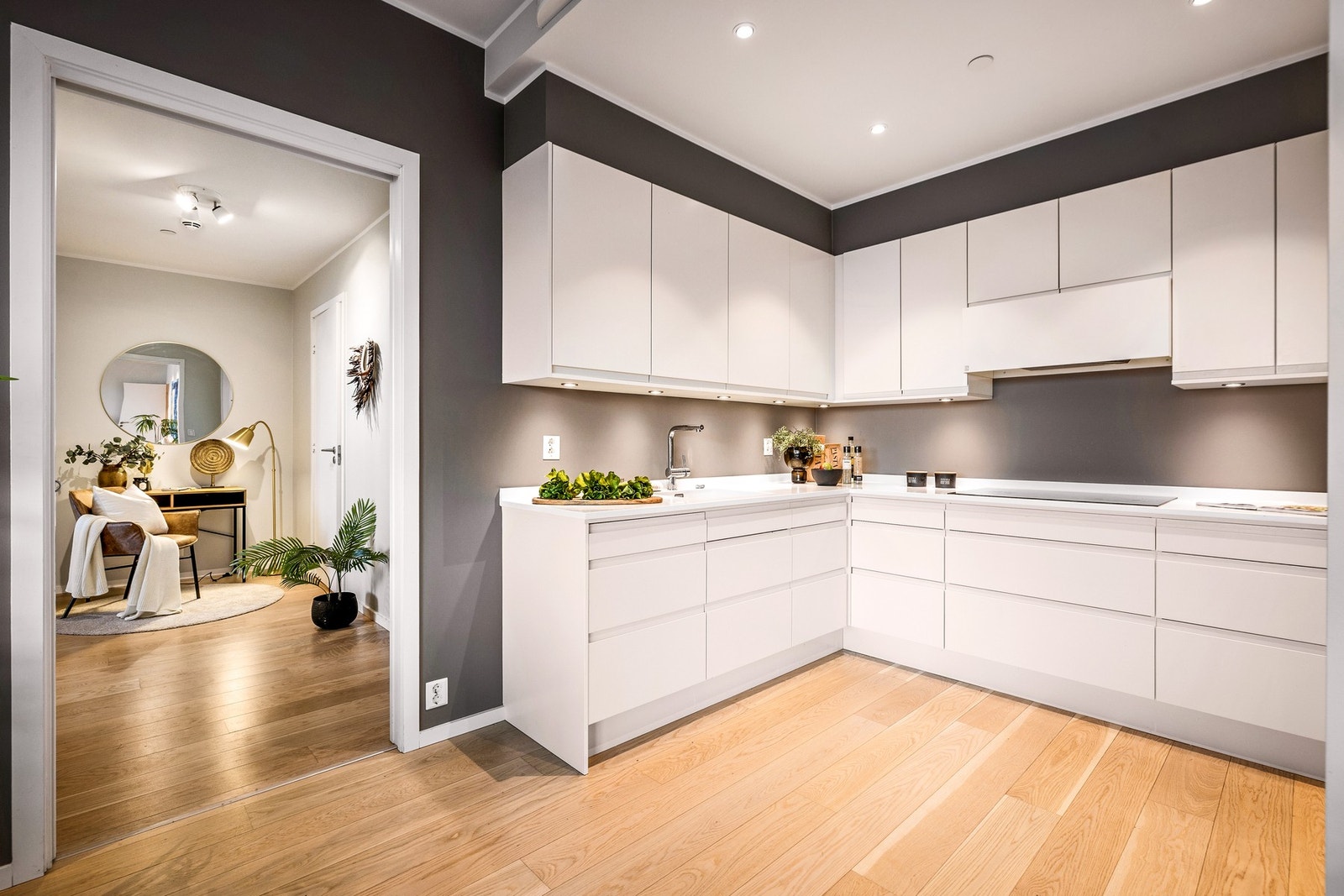 Fra kjøkken er det en mellomgang til 2 soverom, bad med dusj samt innvendig bod på 2,8 kvm Galleribilde