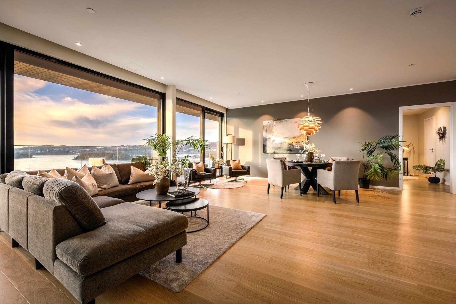 Den romslige stuen er på hele 50,6 kvm og har 1-stavs eikeparkett på gulv Galleribilde