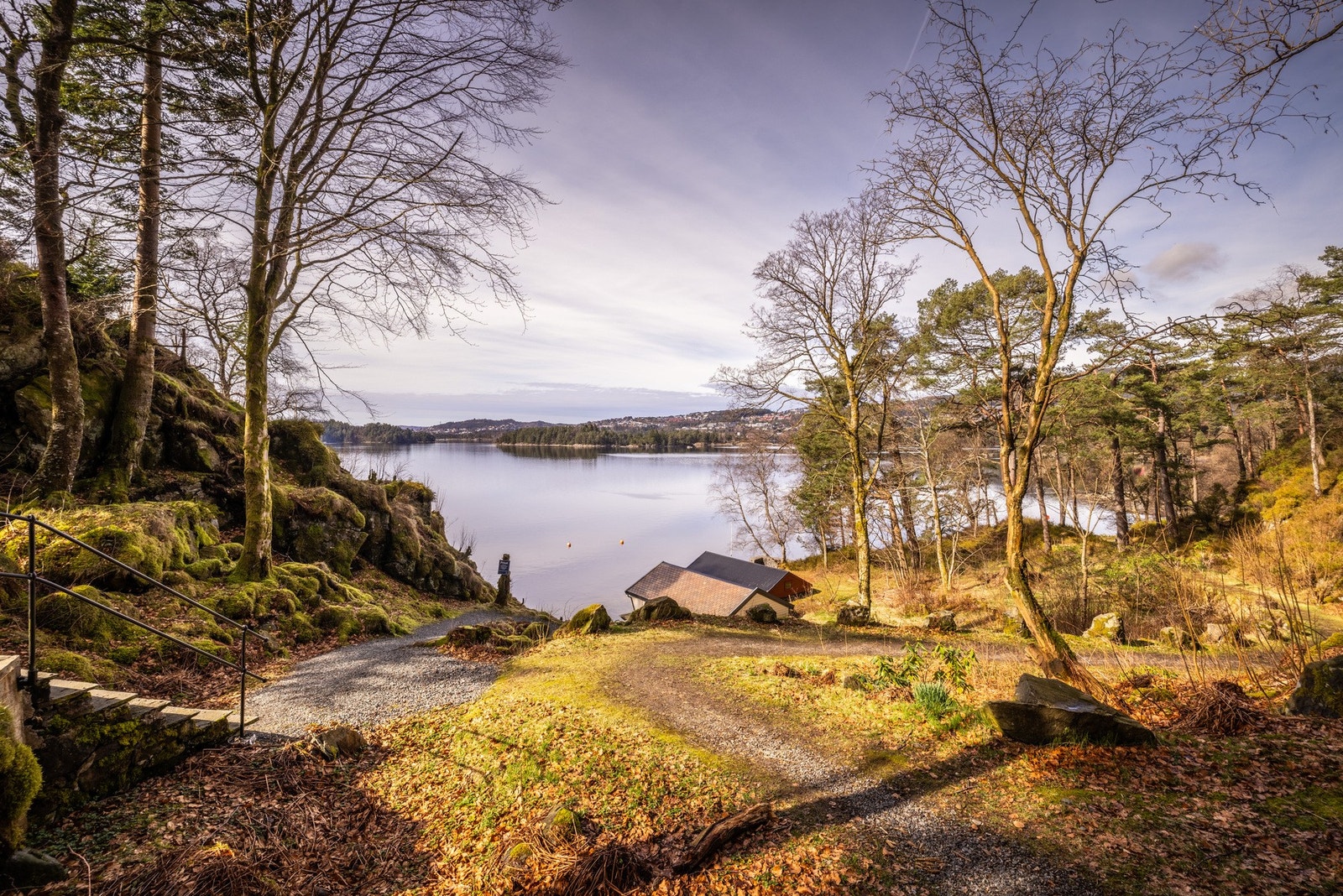 Sameierne disponerer 5 kajakker, 2 SUP-brett og 2 kanoer i naustet - et perfekt sted å ta morgenbadet Galleribilde