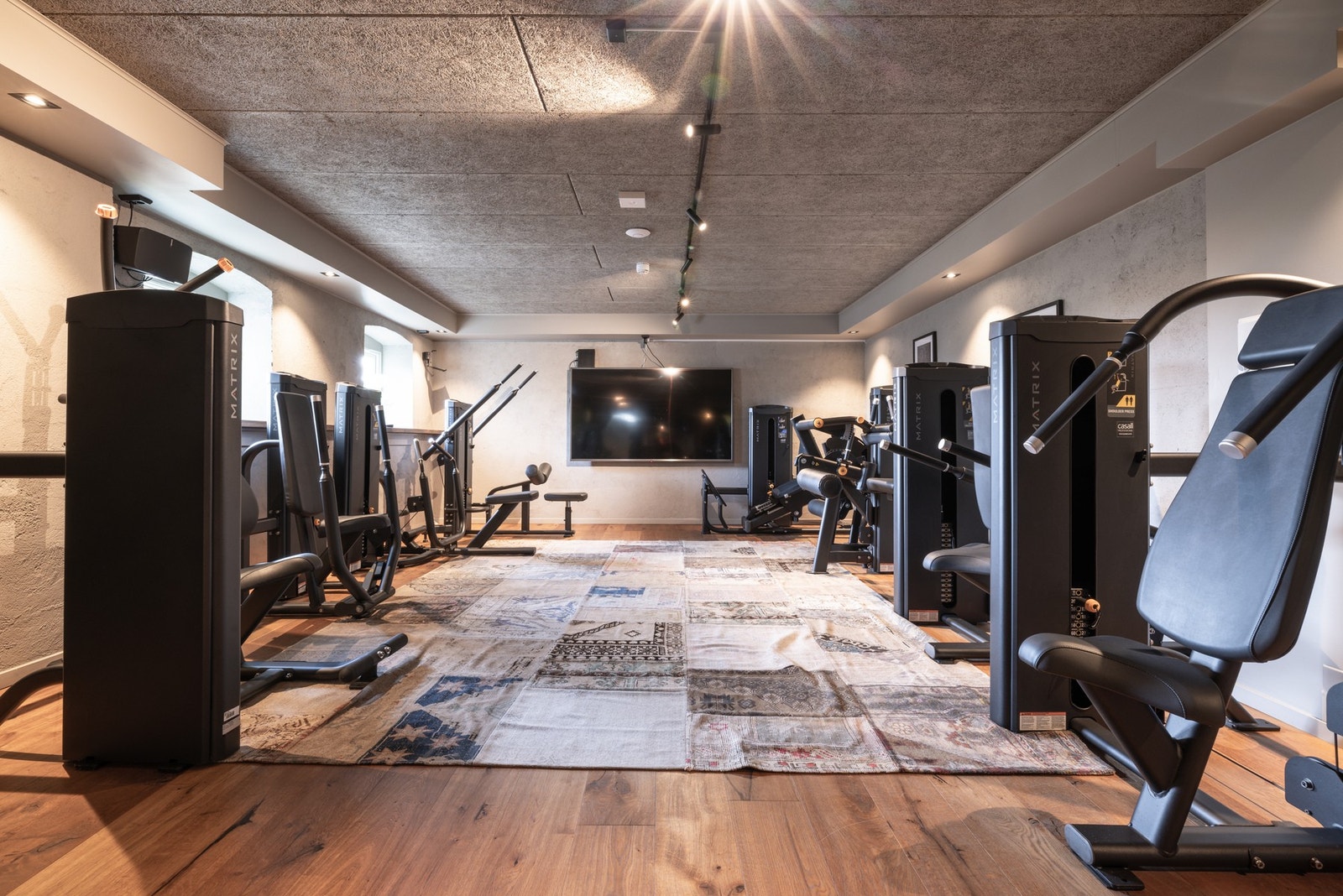 Treningsrommet er fullutstyrt og gjør treningshverdagen enklere - og på lørdager kan man gå opp en etasje og kjøpe med seg fersk bakst til frokost. Galleribilde