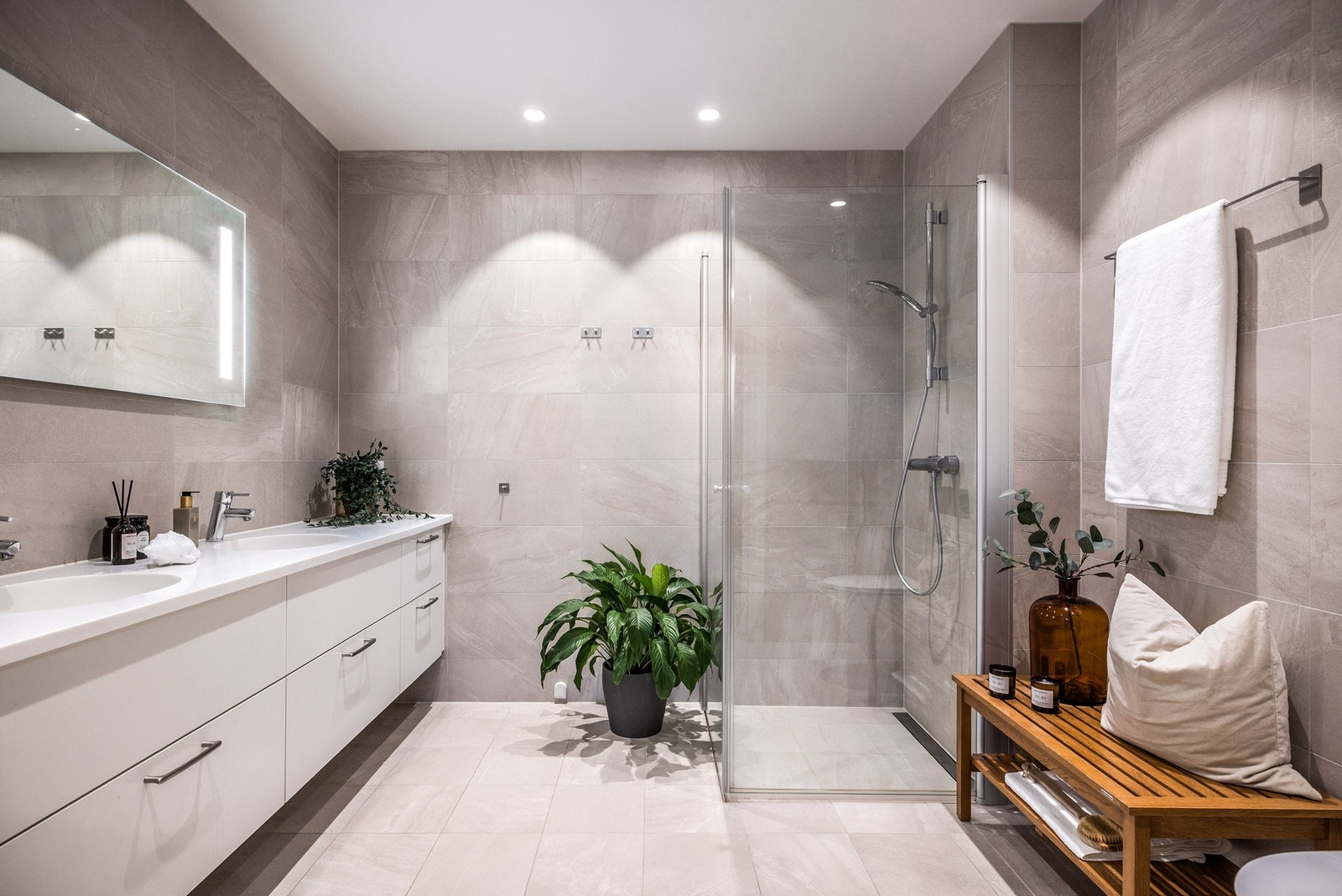 Badet har lekre overflater og måler 7,6 kvm Galleribilde