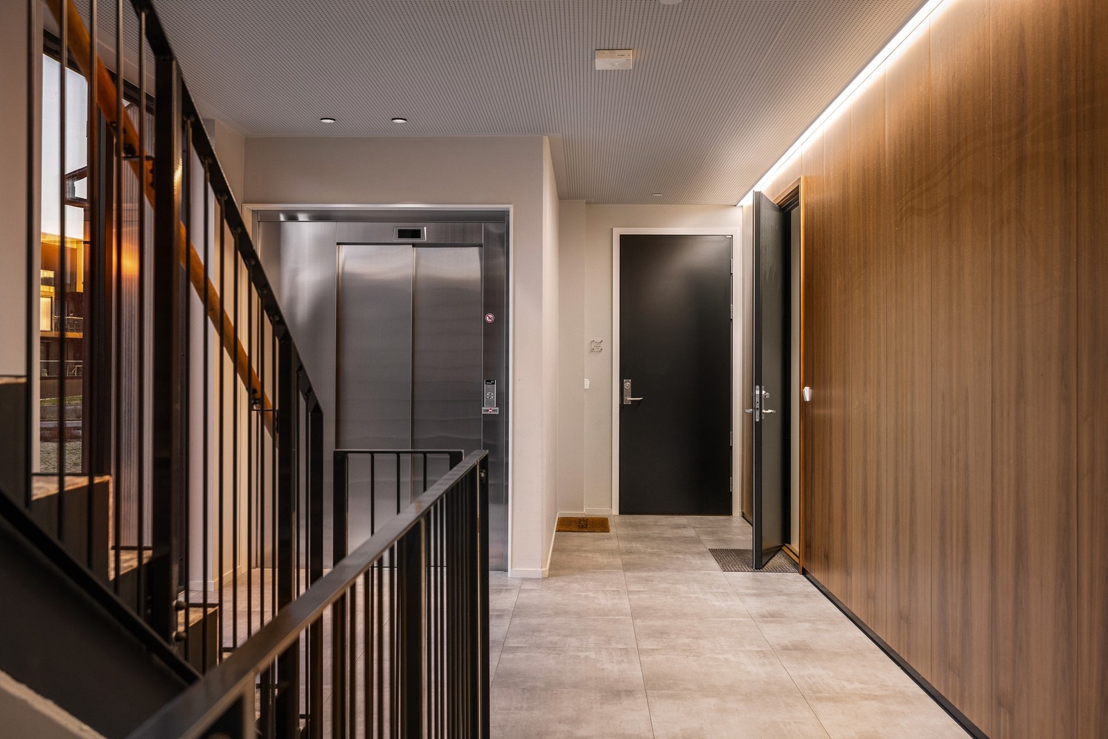 Her ser man kvalitetene i fellesområdet, og fra garasje er det heis rett opp til inngangspartiet Galleribilde