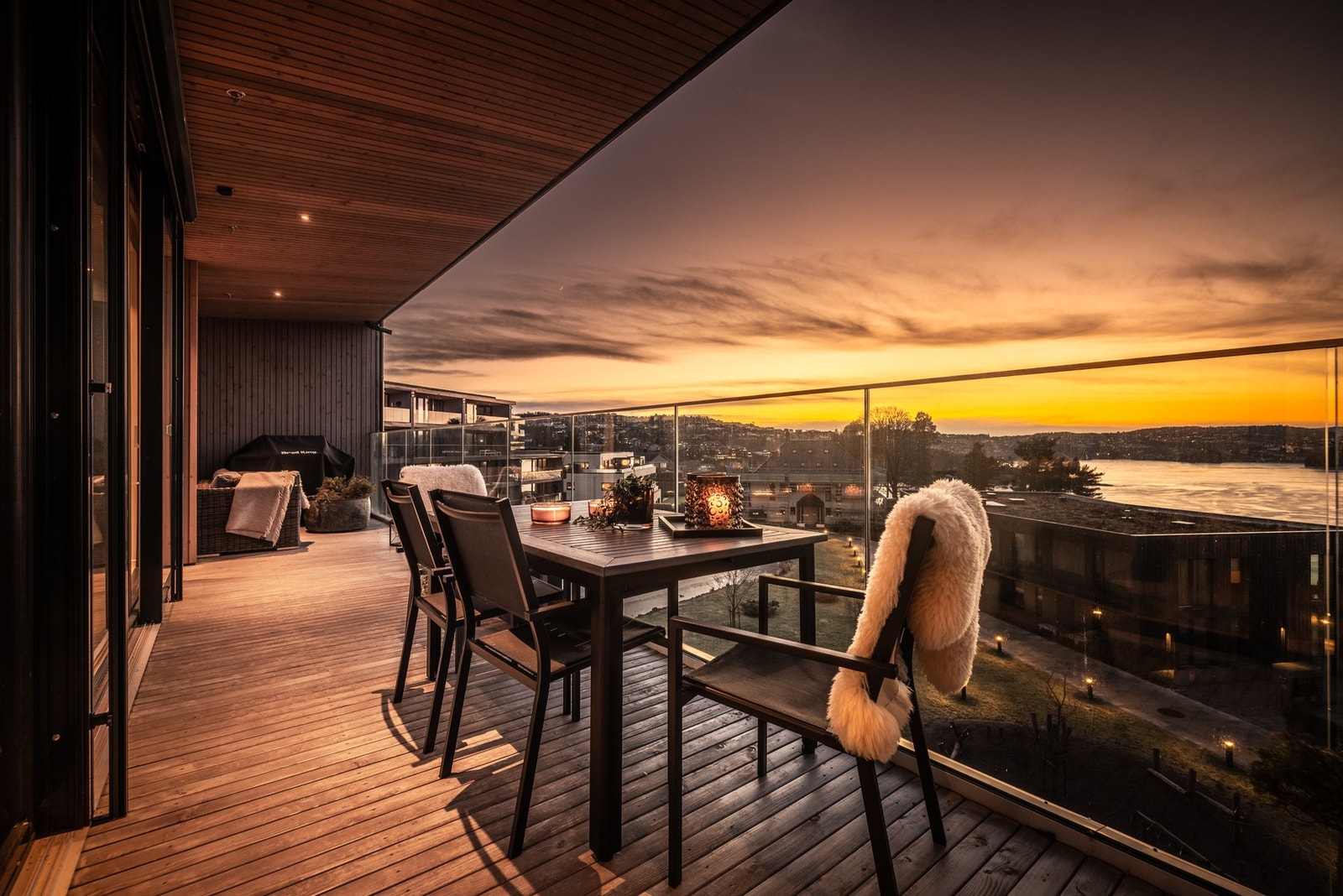 Integrerte downlights i tak som gir god stemning på kvelden Galleribilde