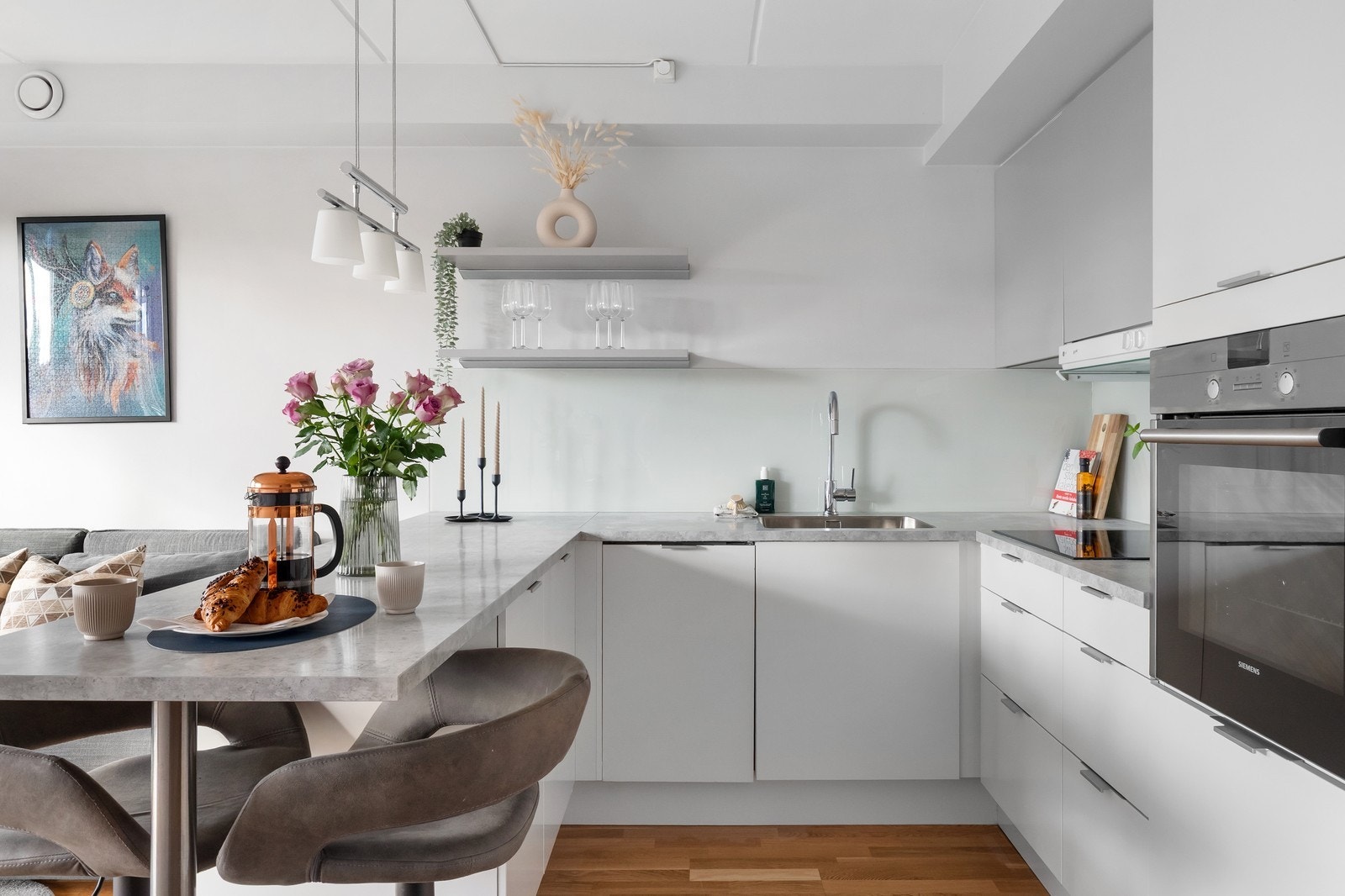 Kjøkkenet er fullt utstyrt med integrerte hvitevarer Galleribilde