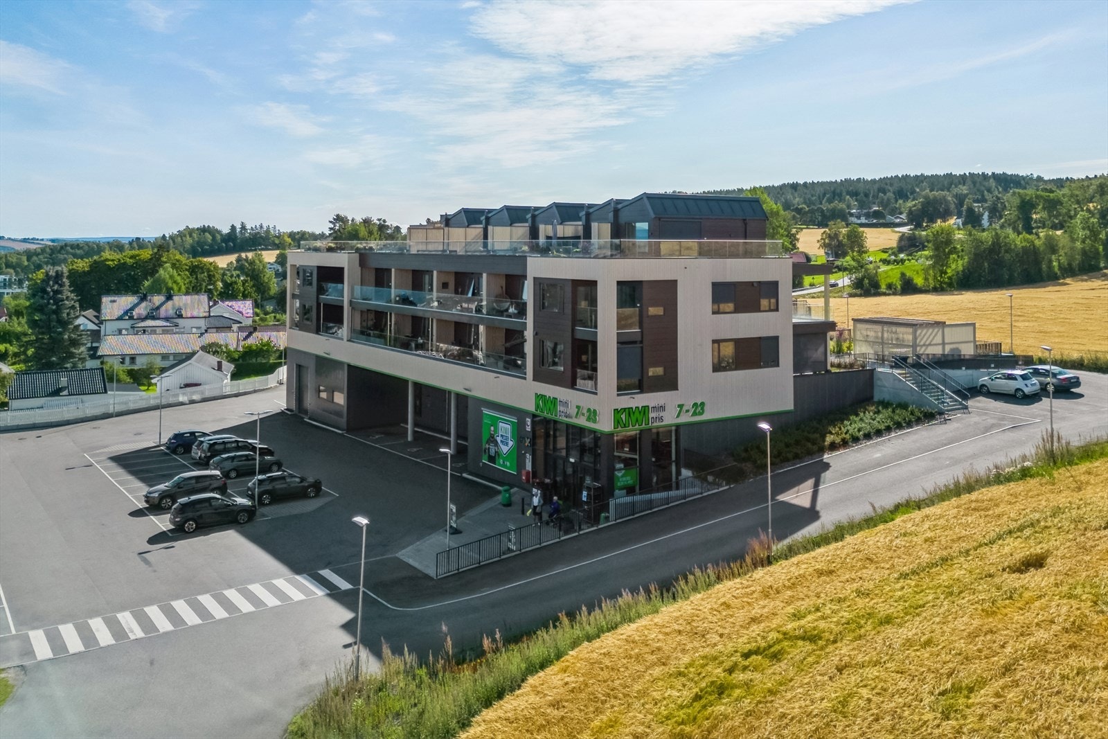 I første etasje av bygget finner du en praktisk Kiwi-butikk, og det er heis i blokka som gir enkel tilgang til alle etasjer. Galleribilde