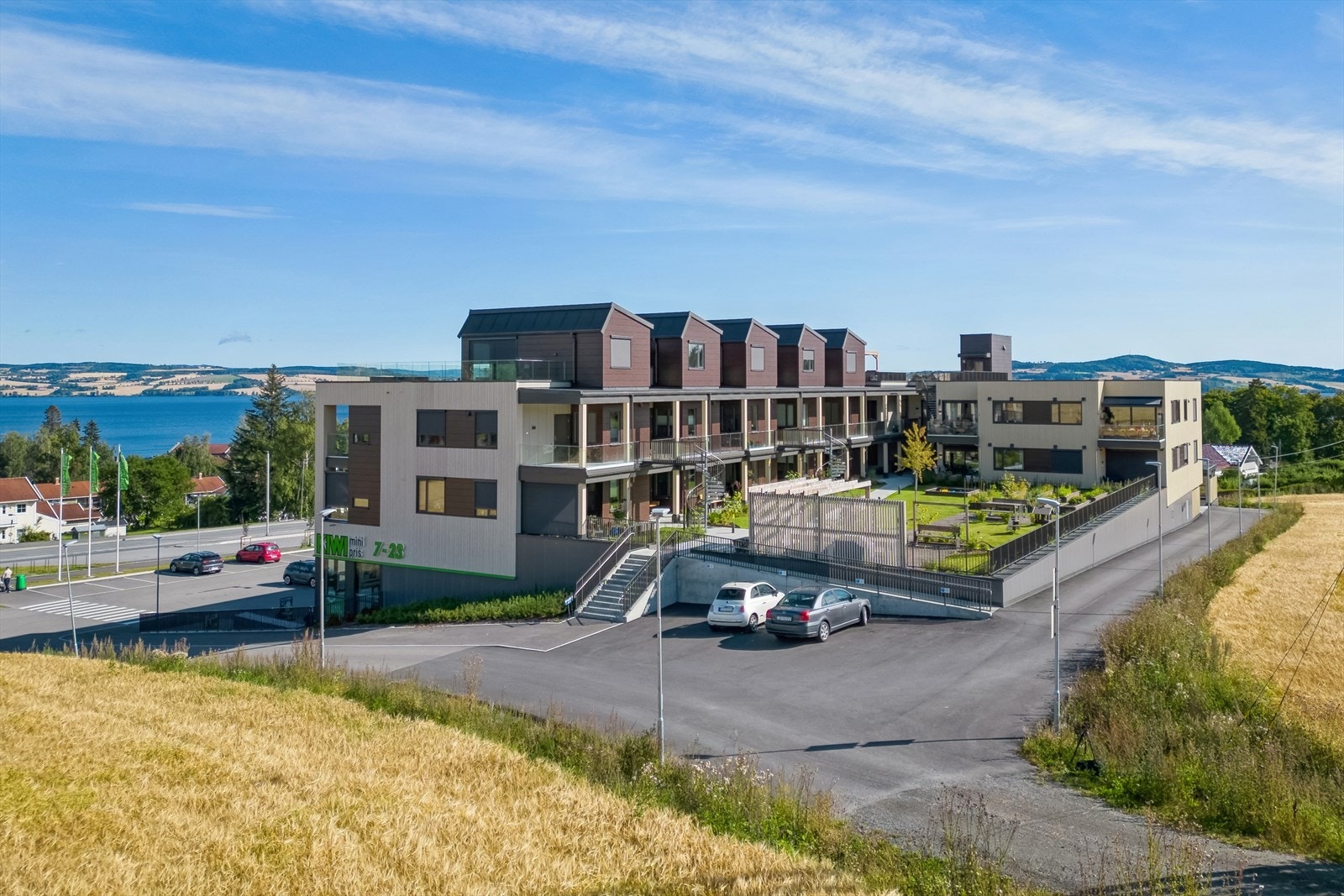 Praktiske og moderne 2-roms leiligheten som vender ut mot en stor, felles bakgårdshage i Mjøsvegen 464! Galleribilde