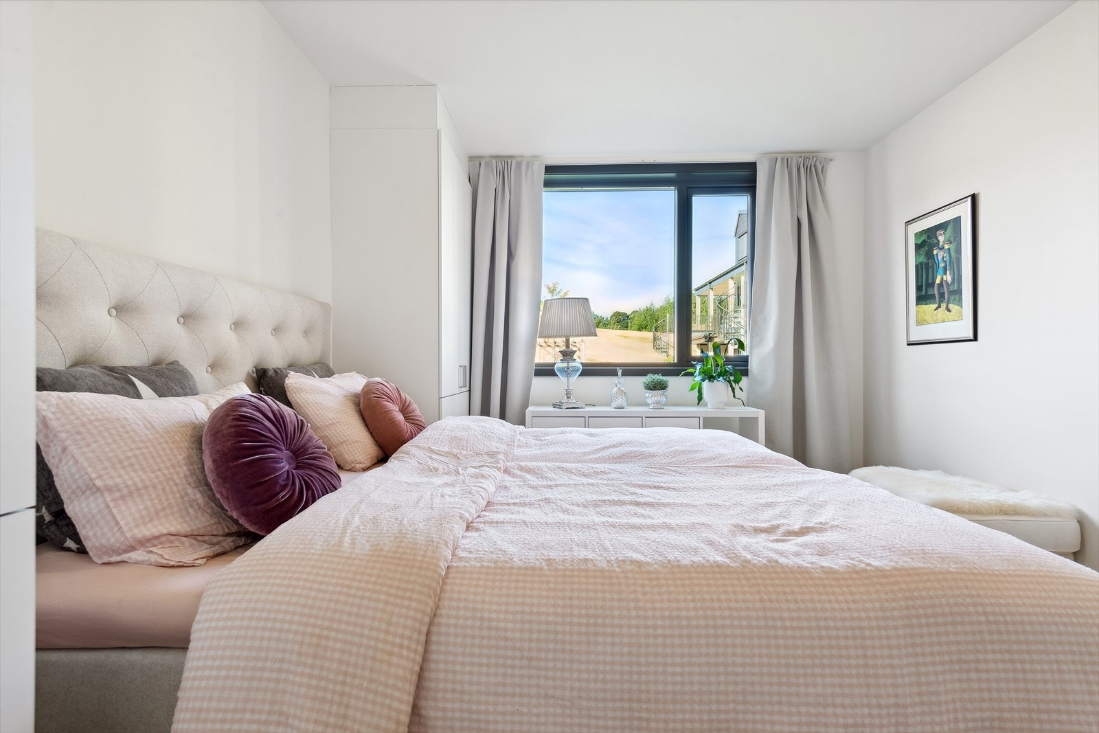 Lys og romslig soverom med store vinduer som slipper inn mye naturlig lys. Galleribilde