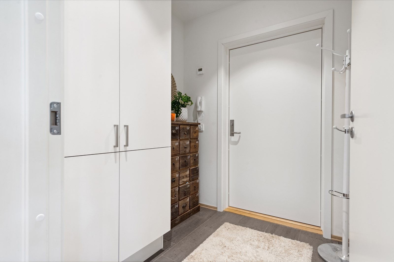 Denne innbydende leiligheten ligger i byggets andre etasje med en hyggelig entrè med god oppbevaringsplass. Galleribilde