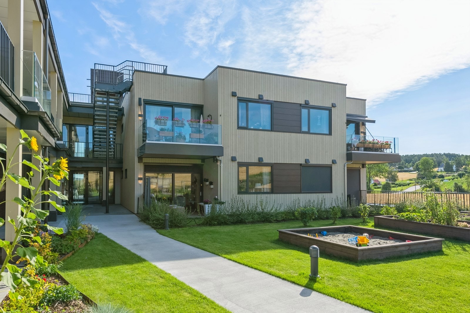Skole, barnehage, Kapp Melkefabrikk og Kapp båthavn ligger bare ca. 1,5 km unna. Galleribilde