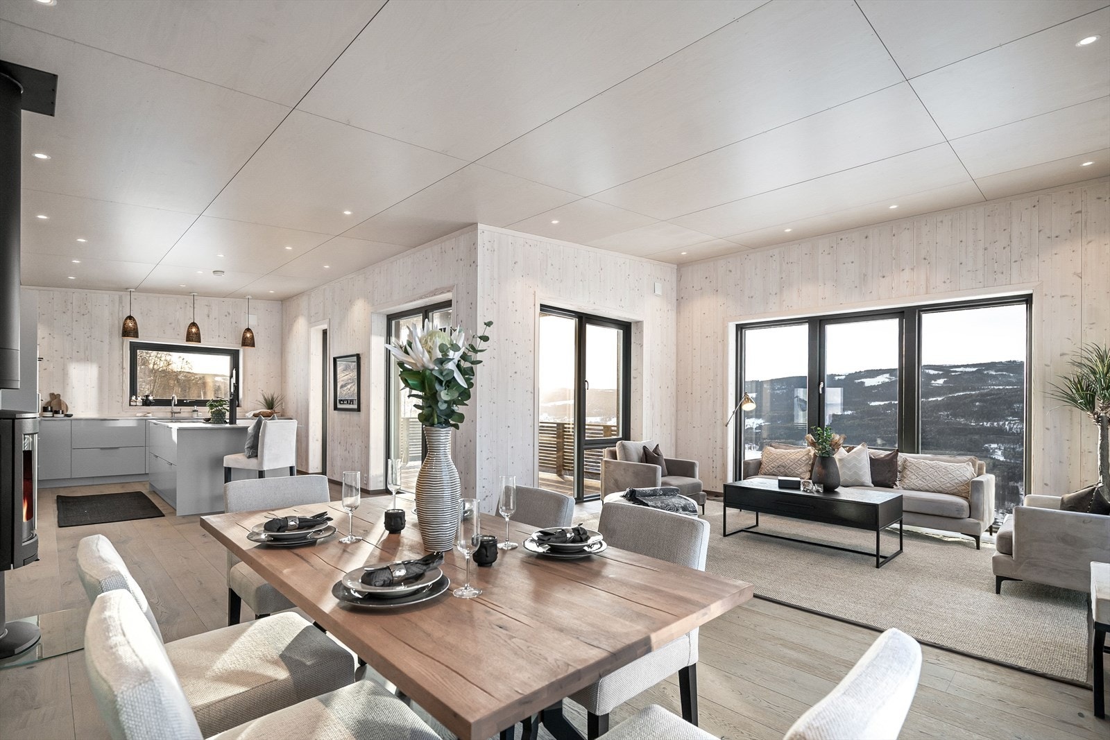 Her får du en romslig og luftig hovedstue i behagelige farger, store vindusoverflater på 2,4 meter gir rikelig med lysinnslipp og ikke minst en flott utsikt. Galleribilde