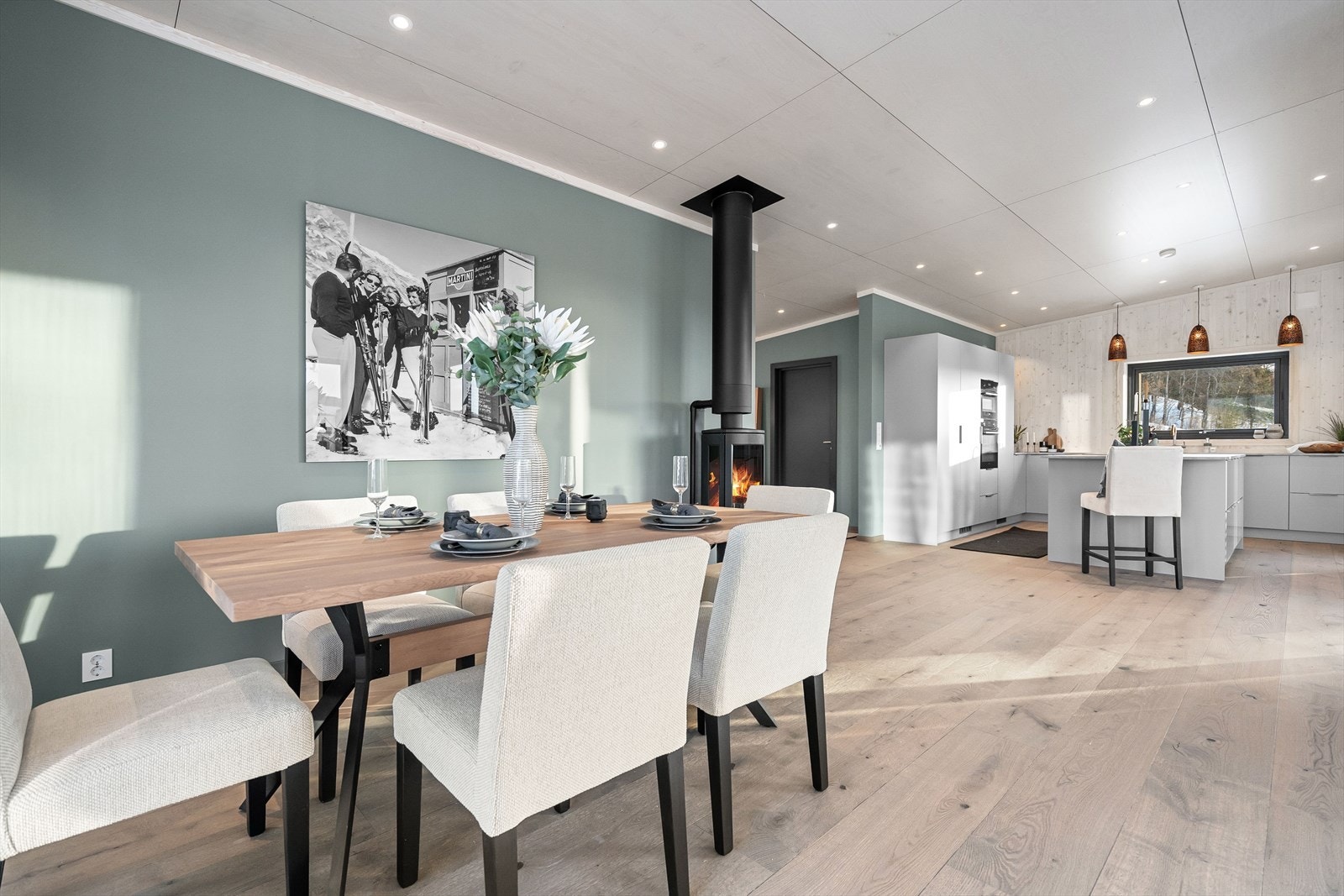 Spisestue og kjøkken.jpeg Galleribilde